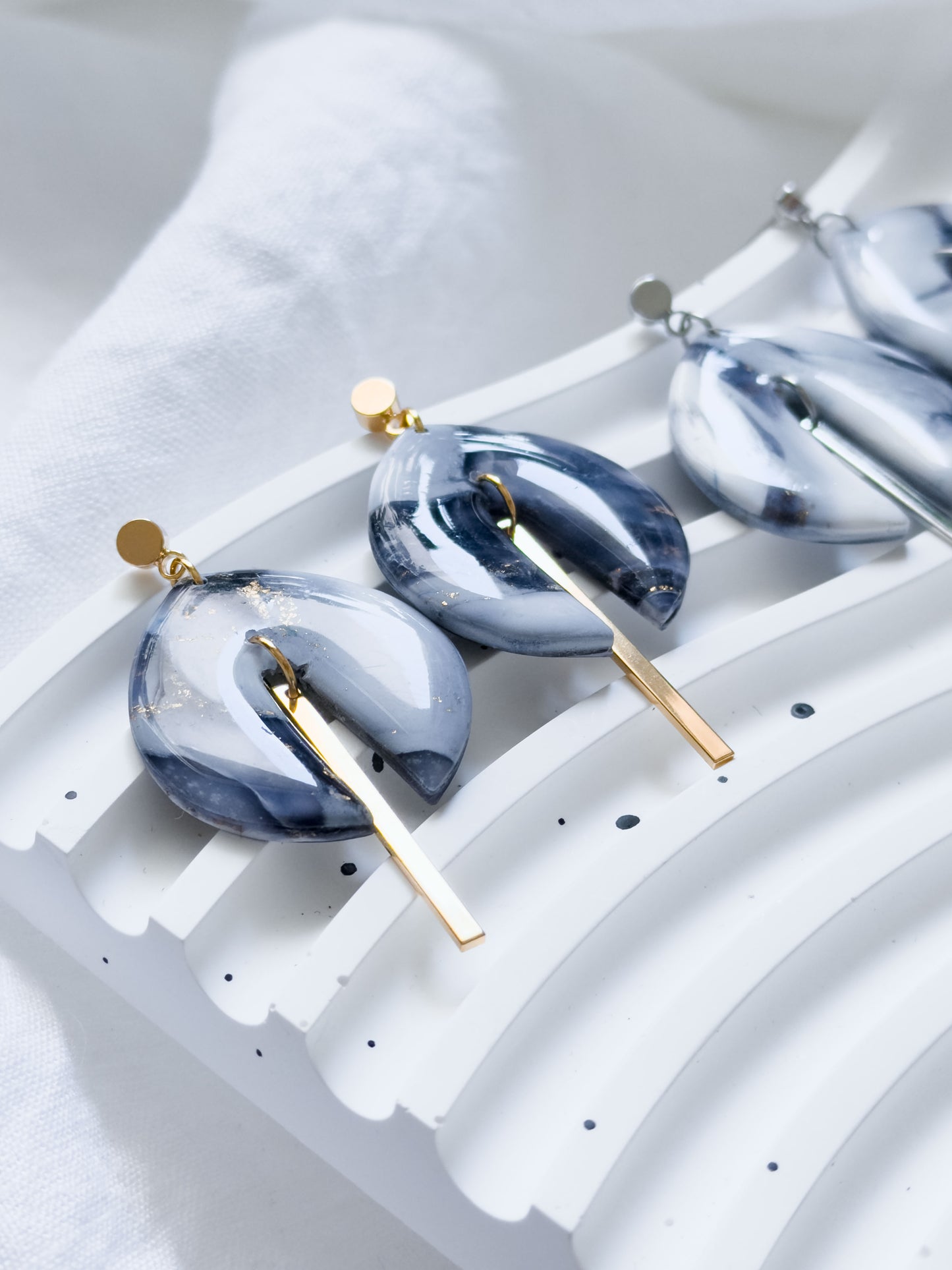 Col A ✦ Weiß-grau marmorierte Ohrringe