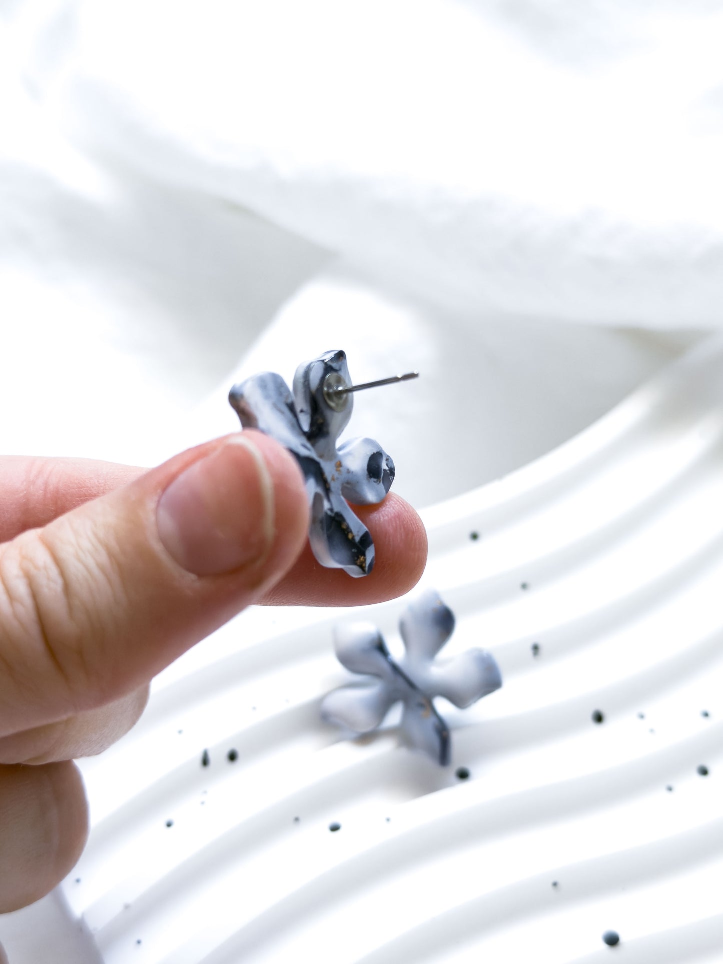 Col A ✦ Weiß-grau marmorierte Blumenohrstecker