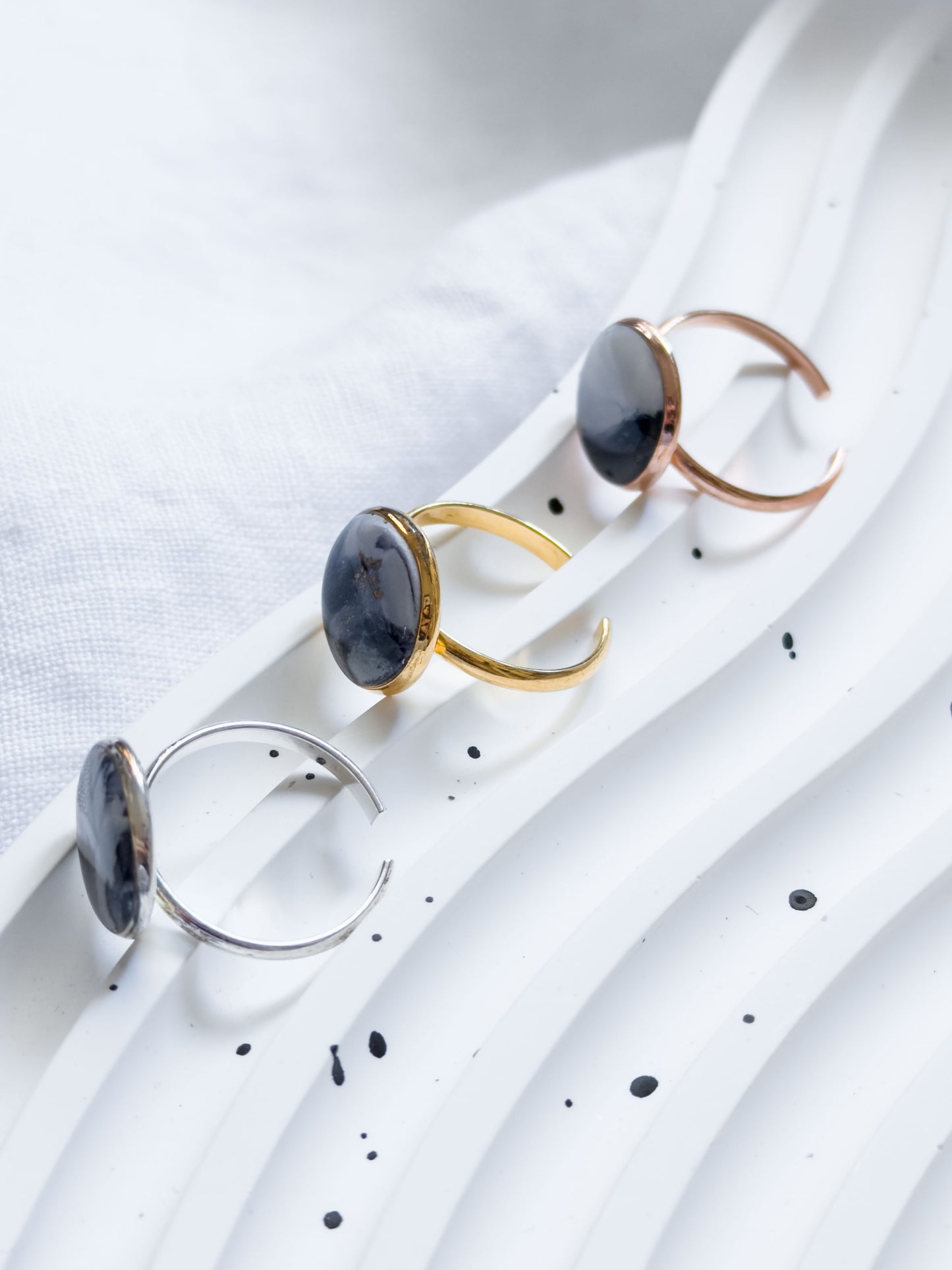 Col A ✦ Weiß-grau marmorierte Ringe