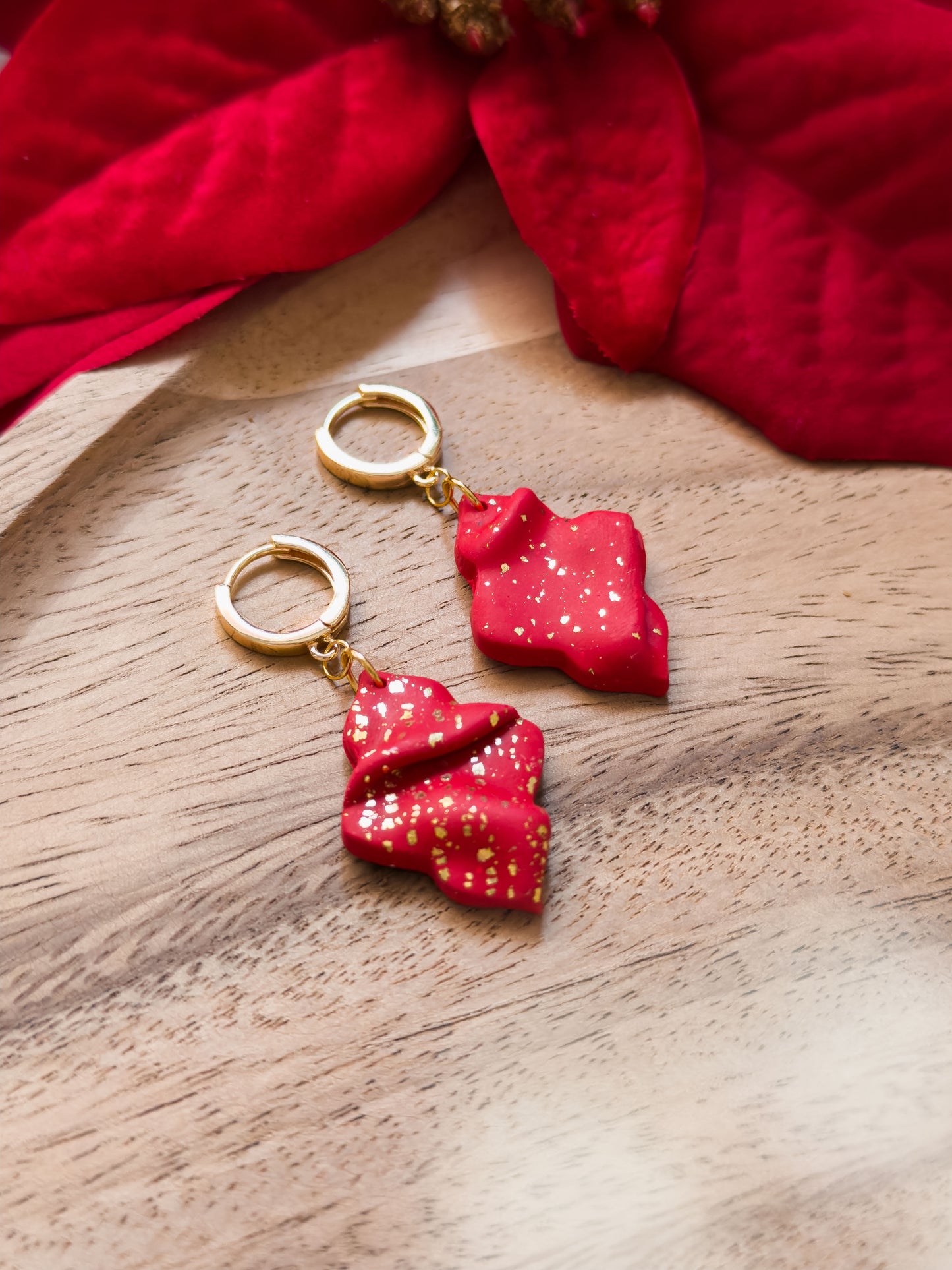 Col A ✦ Rote Falten-Huggie Ohrringe