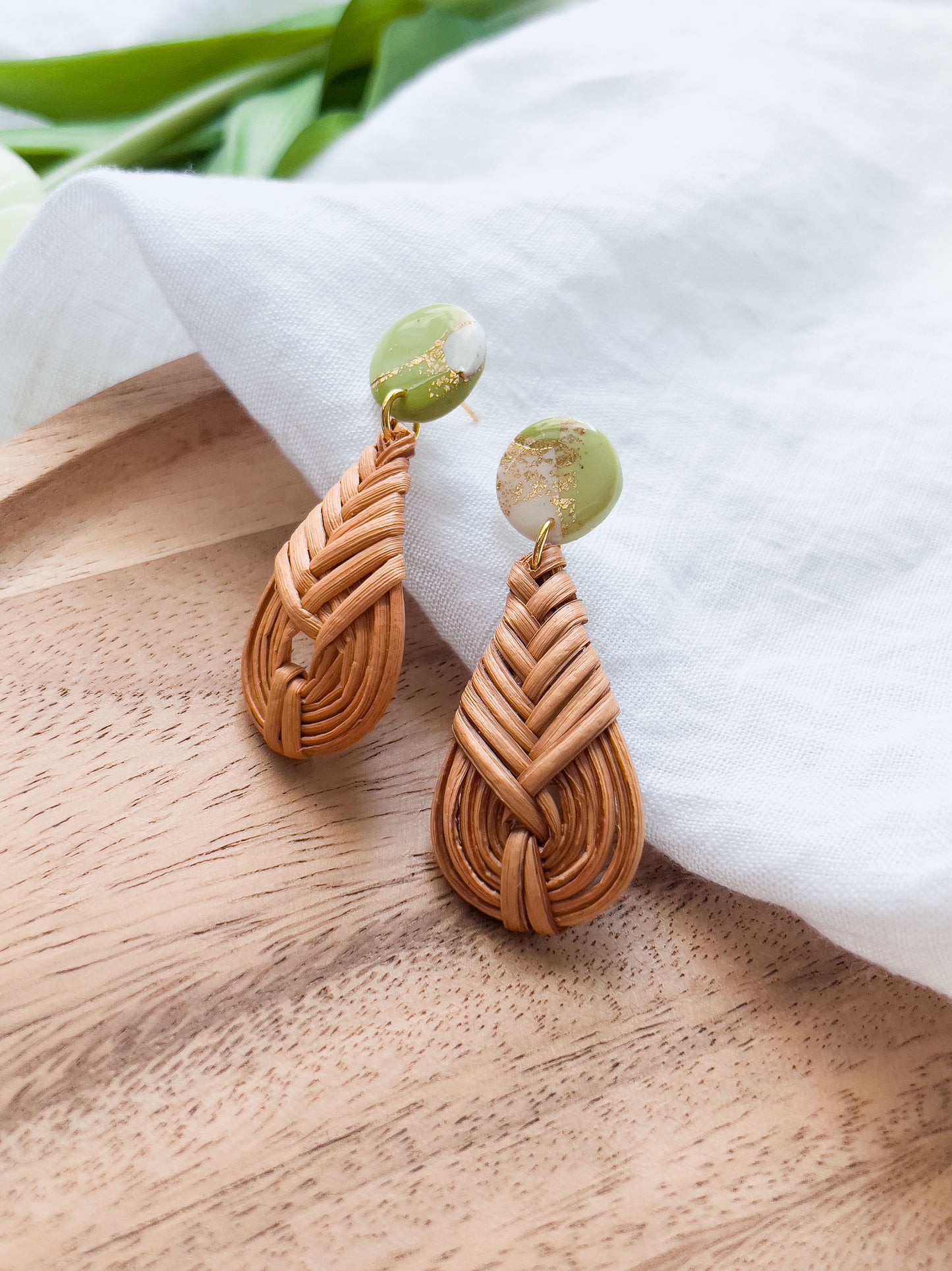Col J ✦ Pistaziengrün marmorierte Rattan-Ohrringe