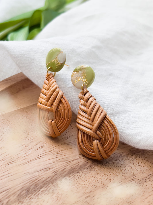 Col J ✦ Pistaziengrün marmorierte Rattan-Ohrringe