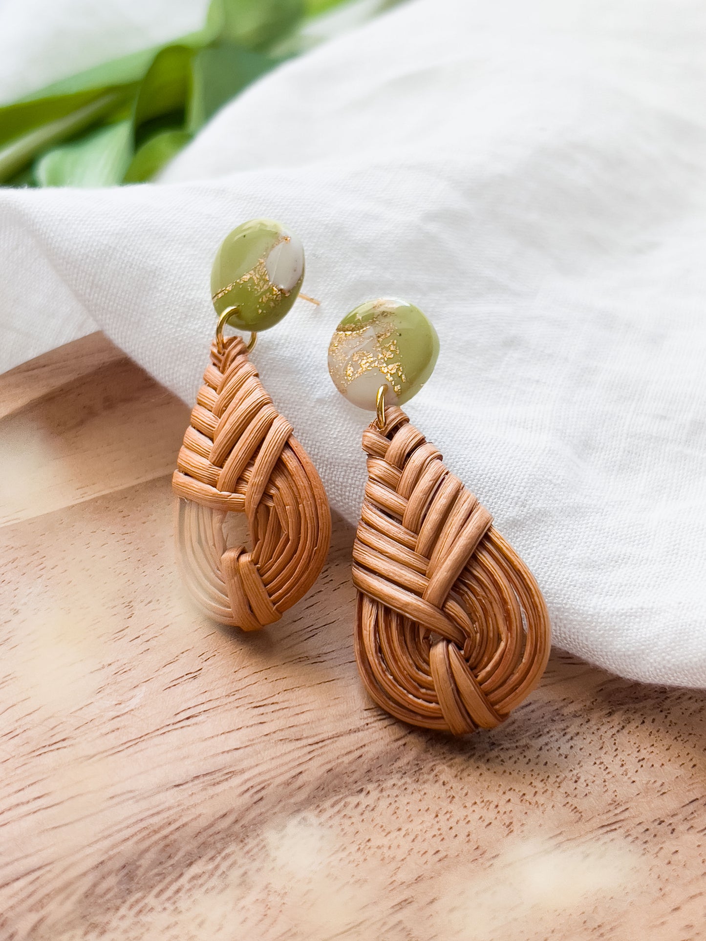 Col J ✦ Pistaziengrün marmorierte Rattan-Ohrringe