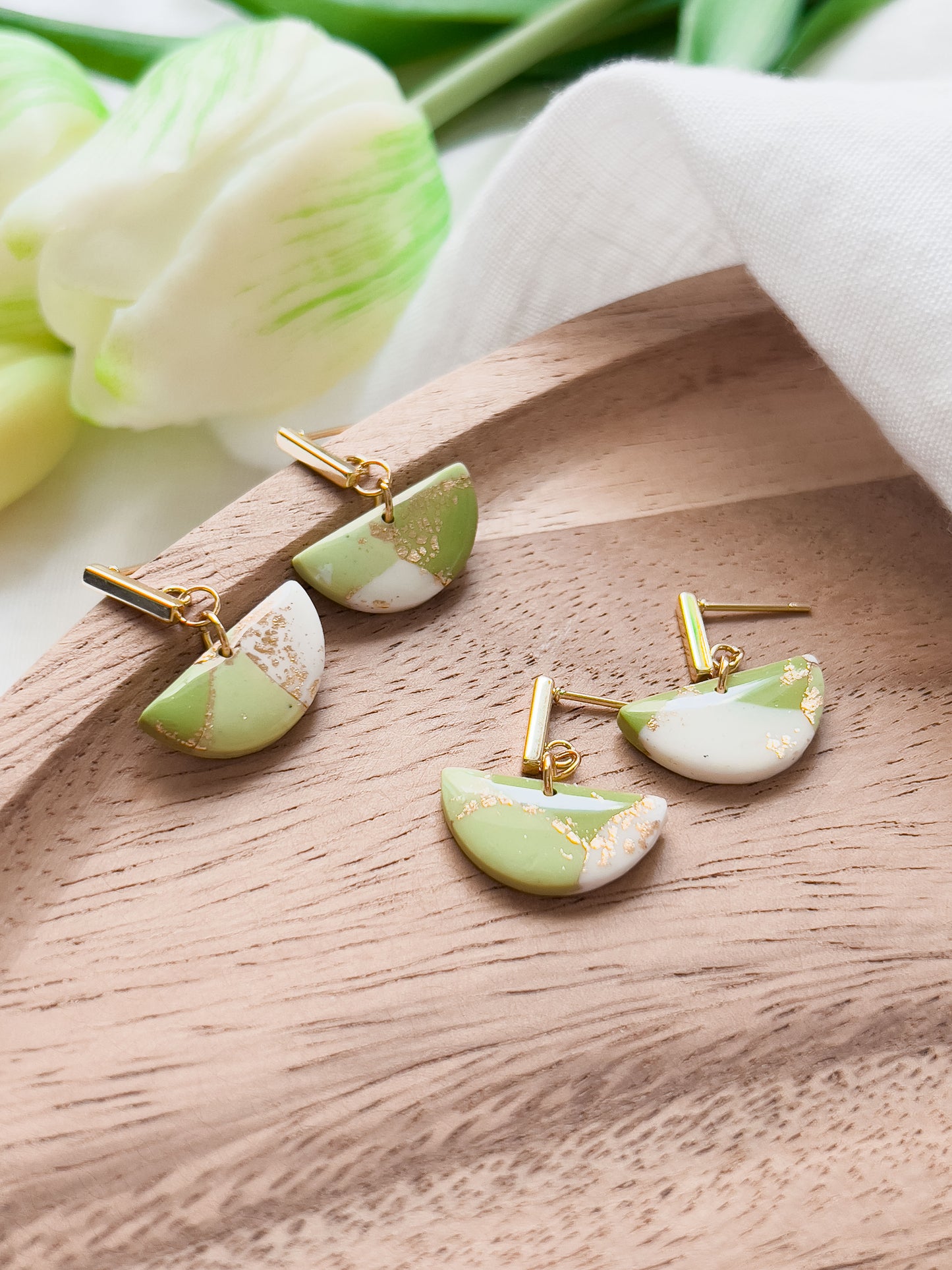 Col J ✦ Pistaziengrün marmorierte kleine Ohrringe