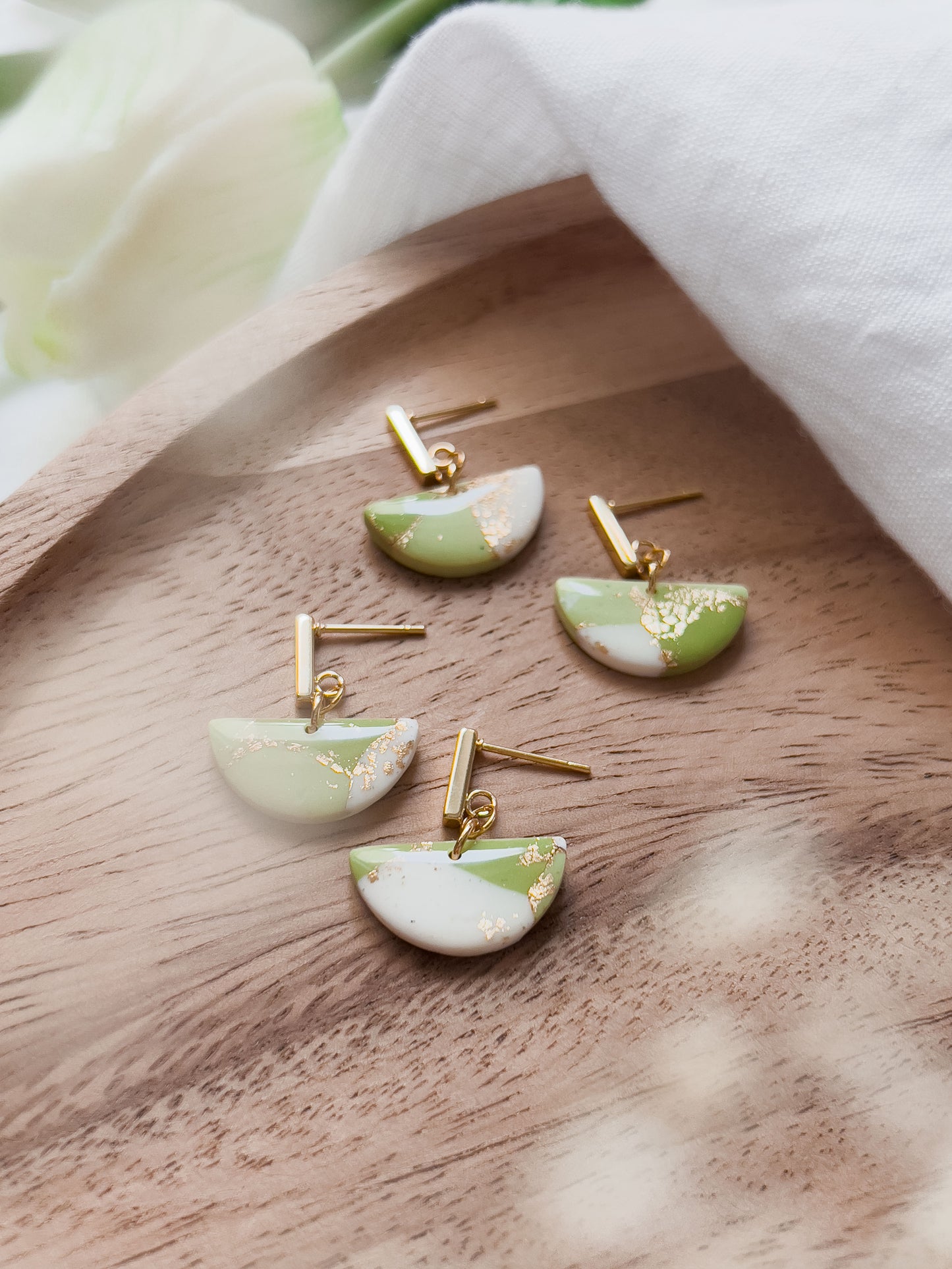 Col J ✦ Pistaziengrün marmorierte kleine Ohrringe