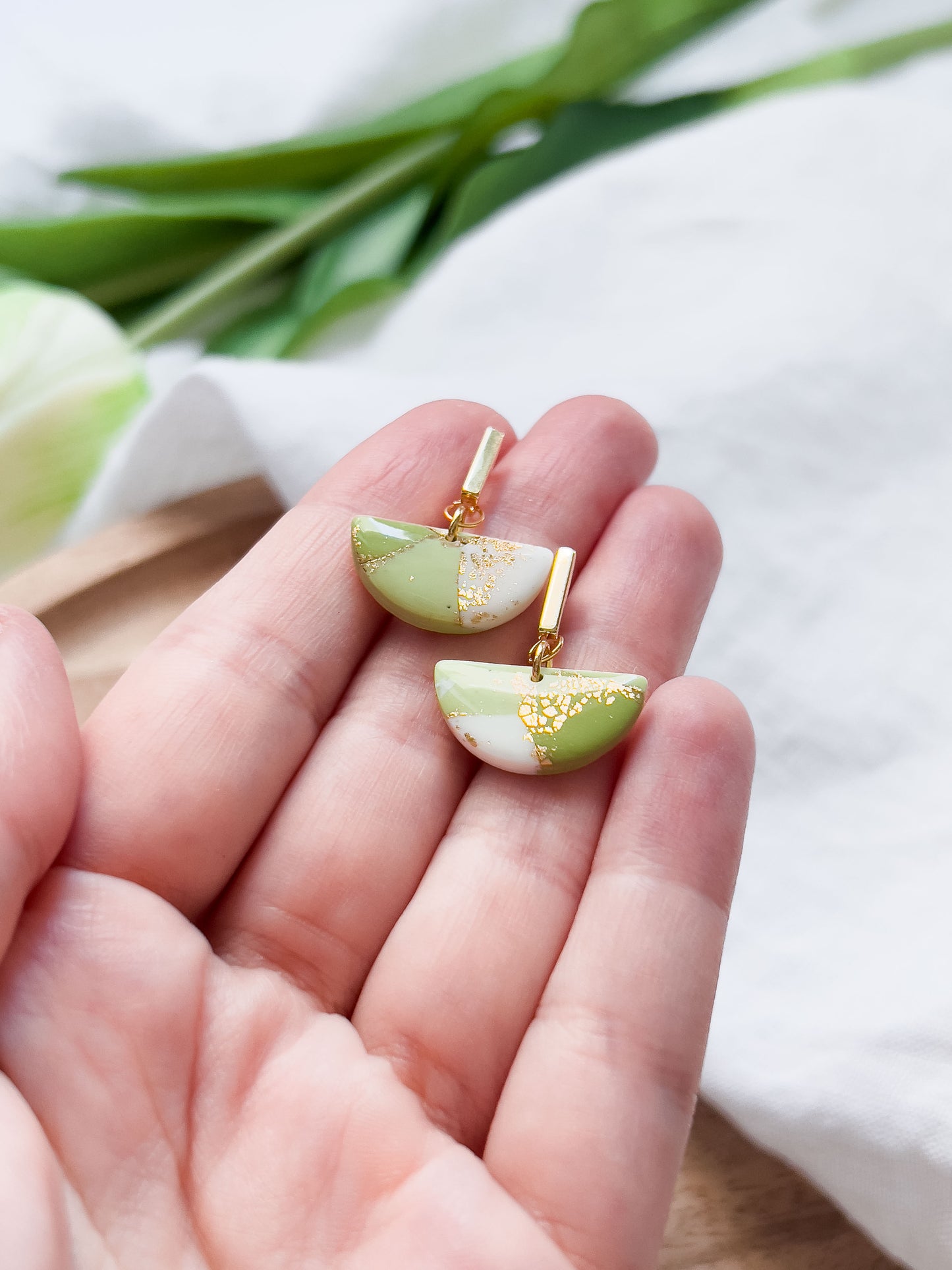 Col J ✦ Pistaziengrün marmorierte kleine Ohrringe