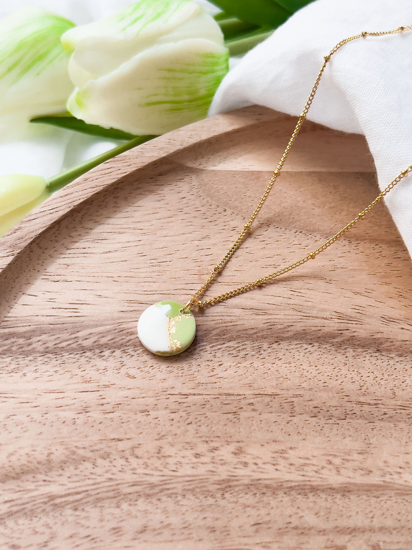 Col J ✦ Pistaziengrün marmorierte Halskette