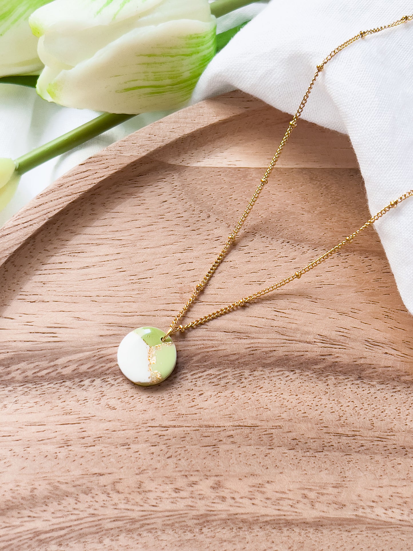 Col J ✦ Pistaziengrün marmorierte Halskette