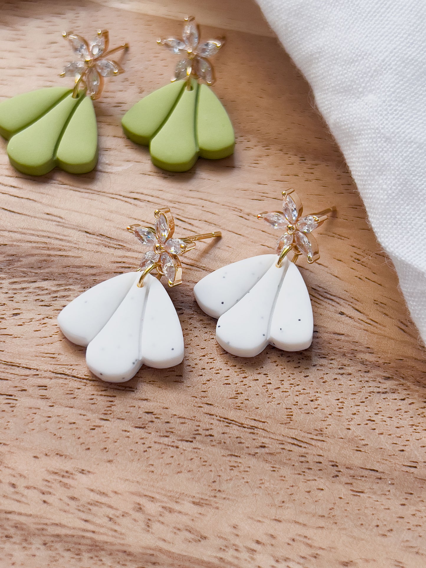 Col J ✦ Pastellige Ohrringe mit Zirkonia Blume