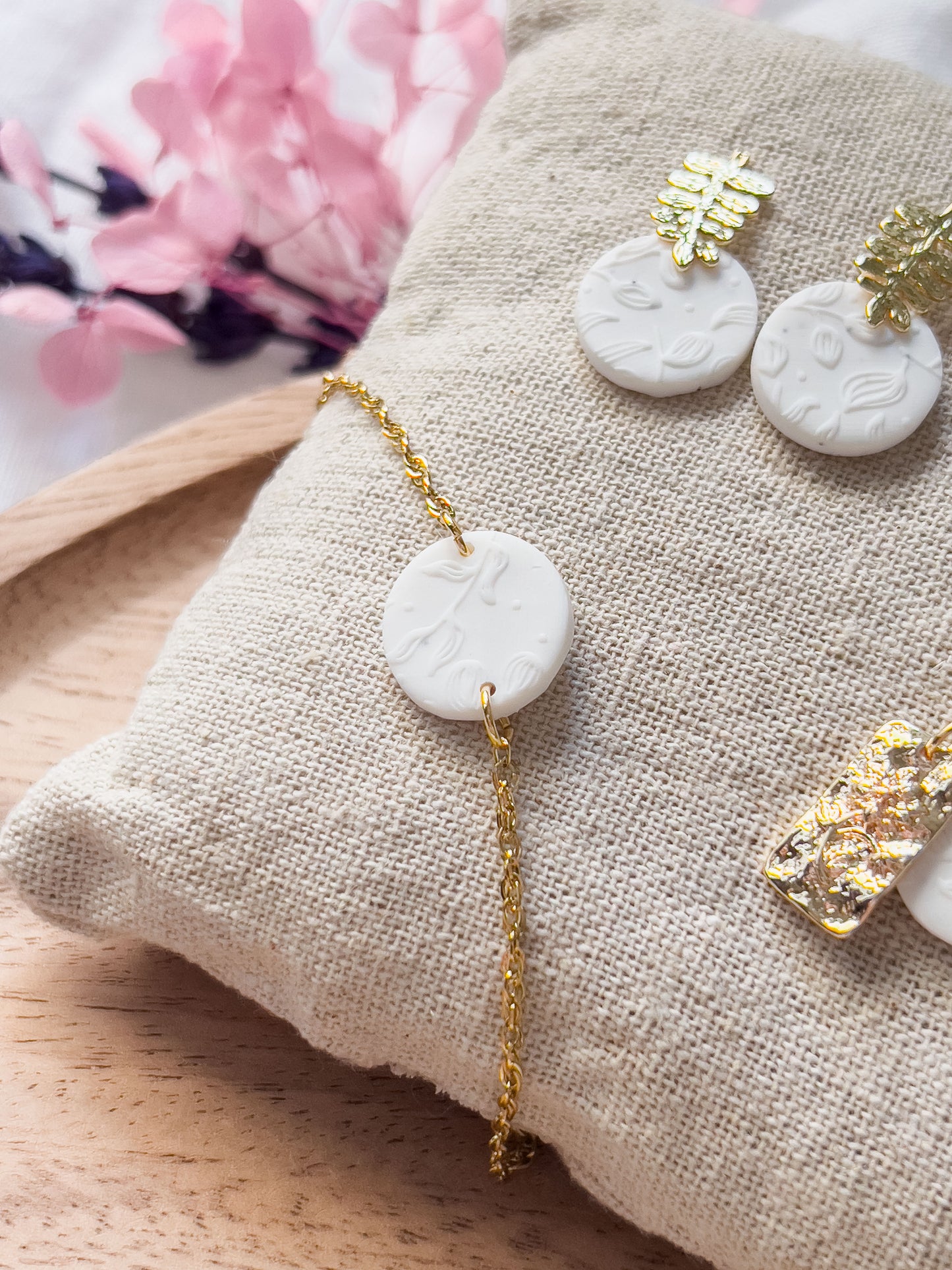 Col J ✦ Weißes blumiges Armband