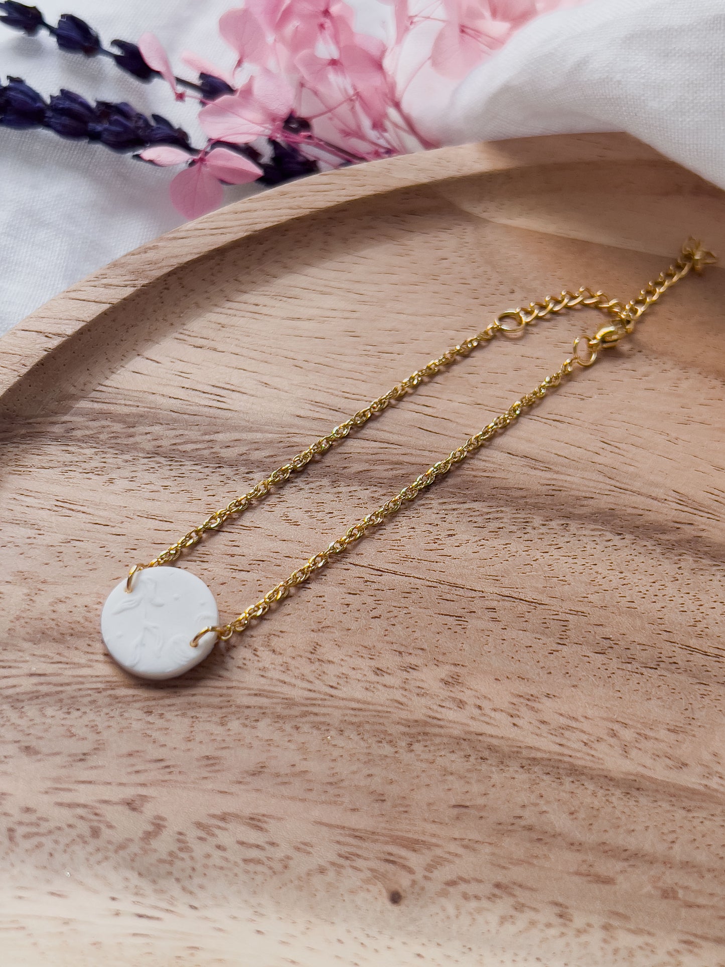 Col J ✦ Weißes blumiges Armband