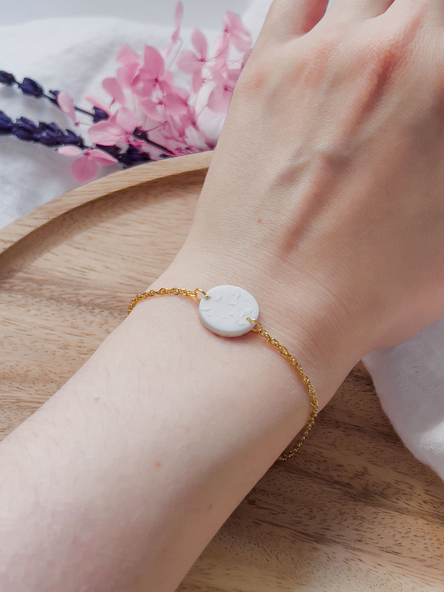 Col J ✦ Weißes blumiges Armband