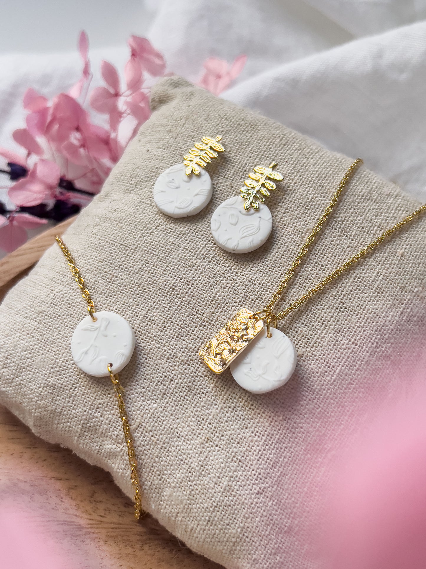 Col J ✦ Weißes blumiges Armband