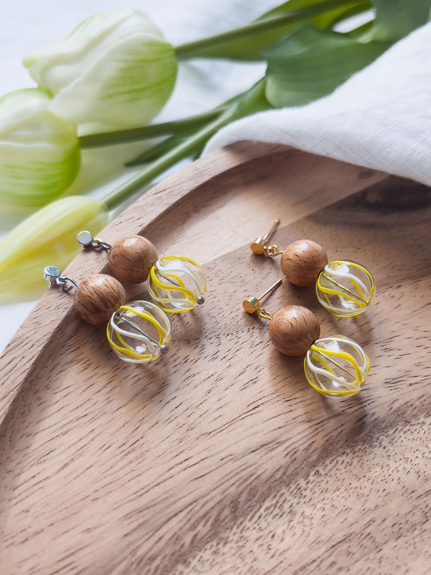 Col J ✦ Verspielte Glas- und Holzperlen Ohrringe