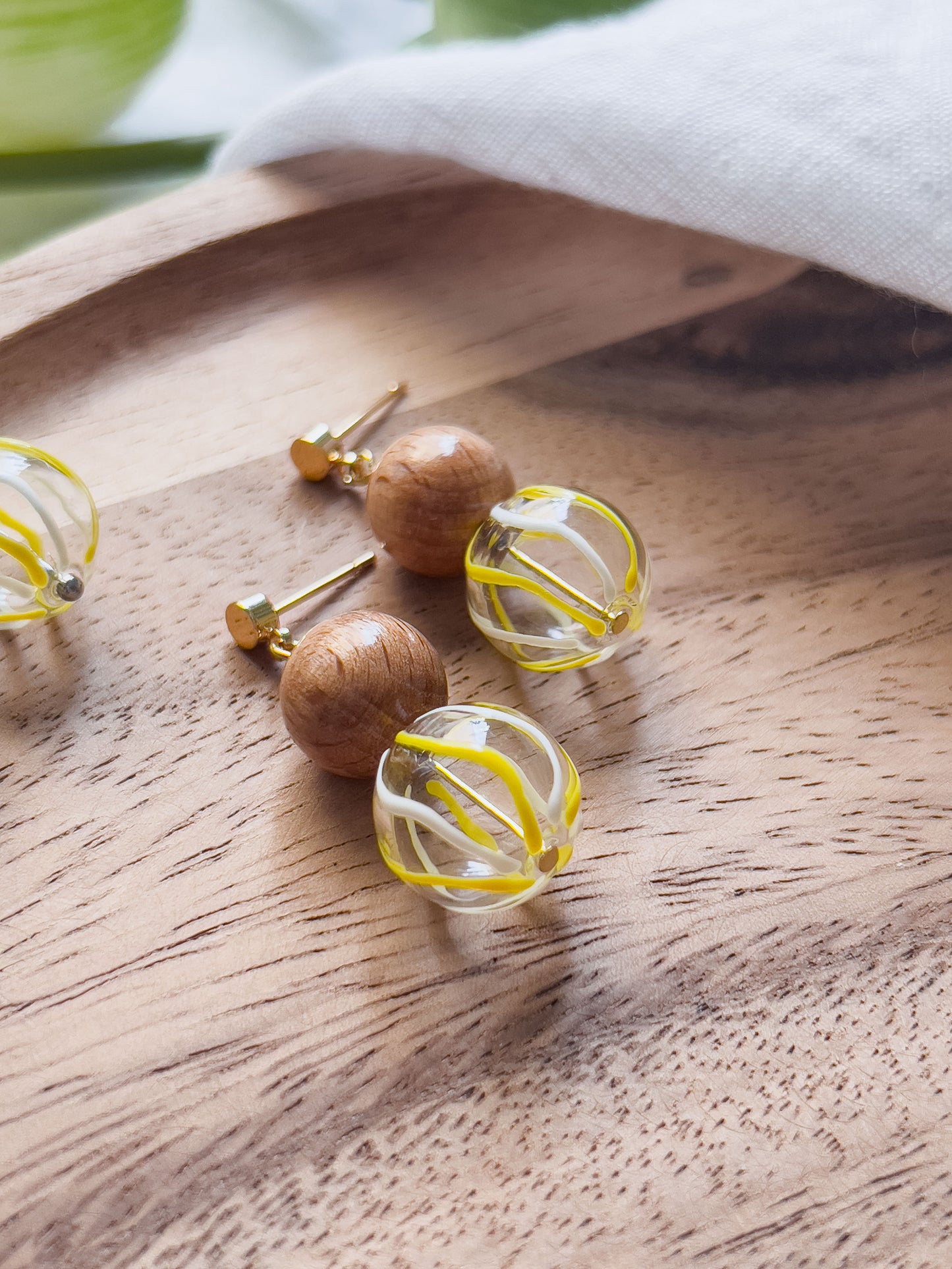 Col J ✦ Verspielte Glas- und Holzperlen Ohrringe