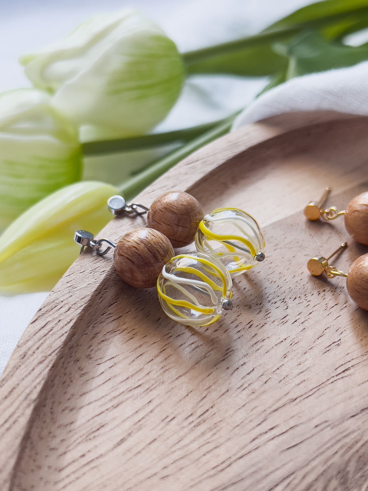 Col J ✦ Verspielte Glas- und Holzperlen Ohrringe