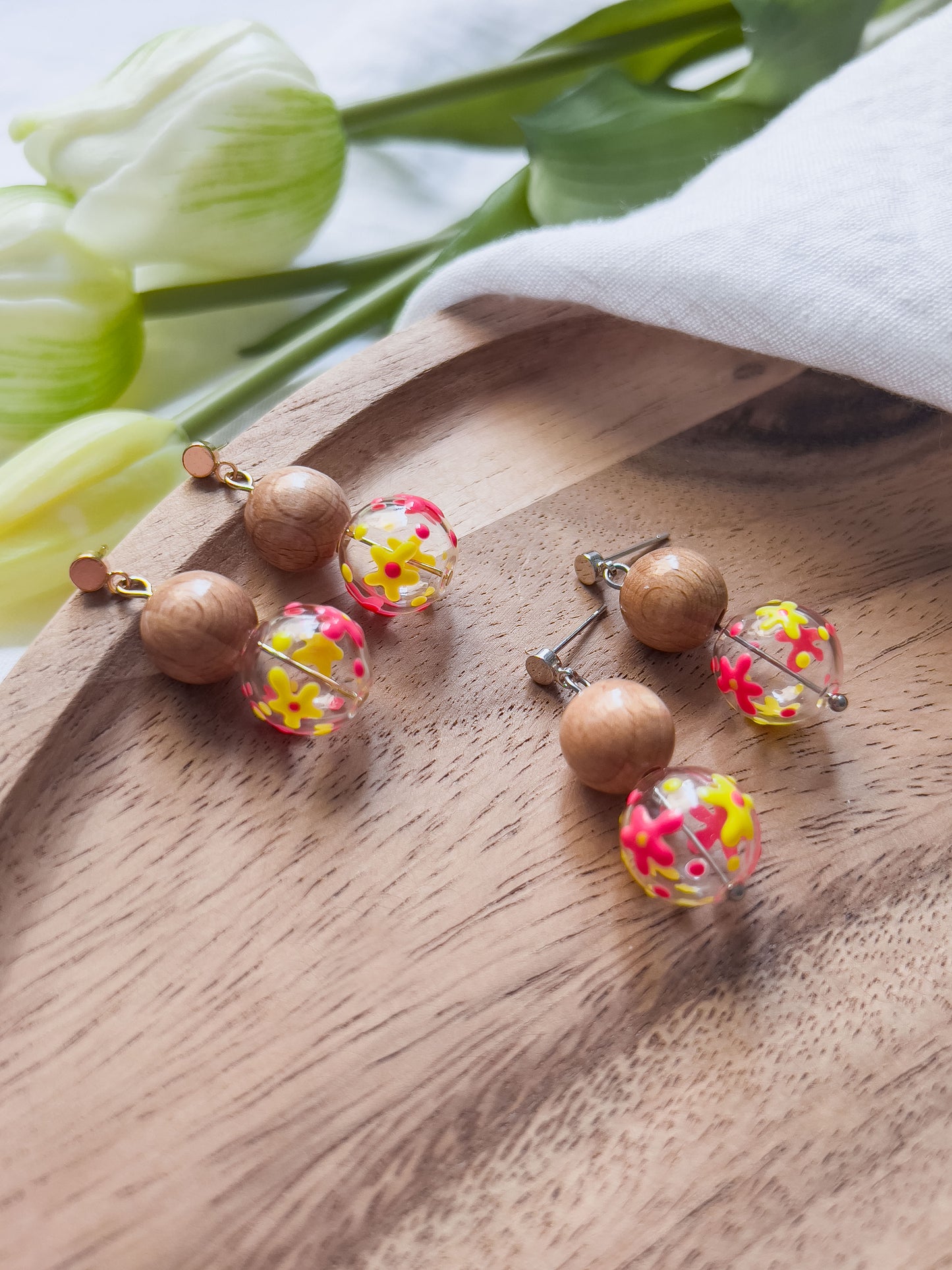 Col J ✦ Verspielte Glas- und Holzperlen Ohrringe