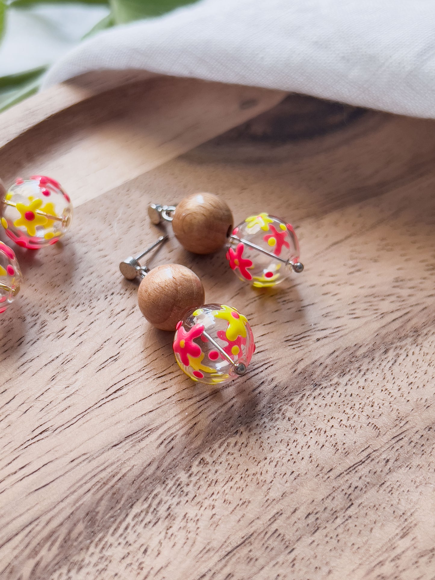 Col J ✦ Verspielte Glas- und Holzperlen Ohrringe