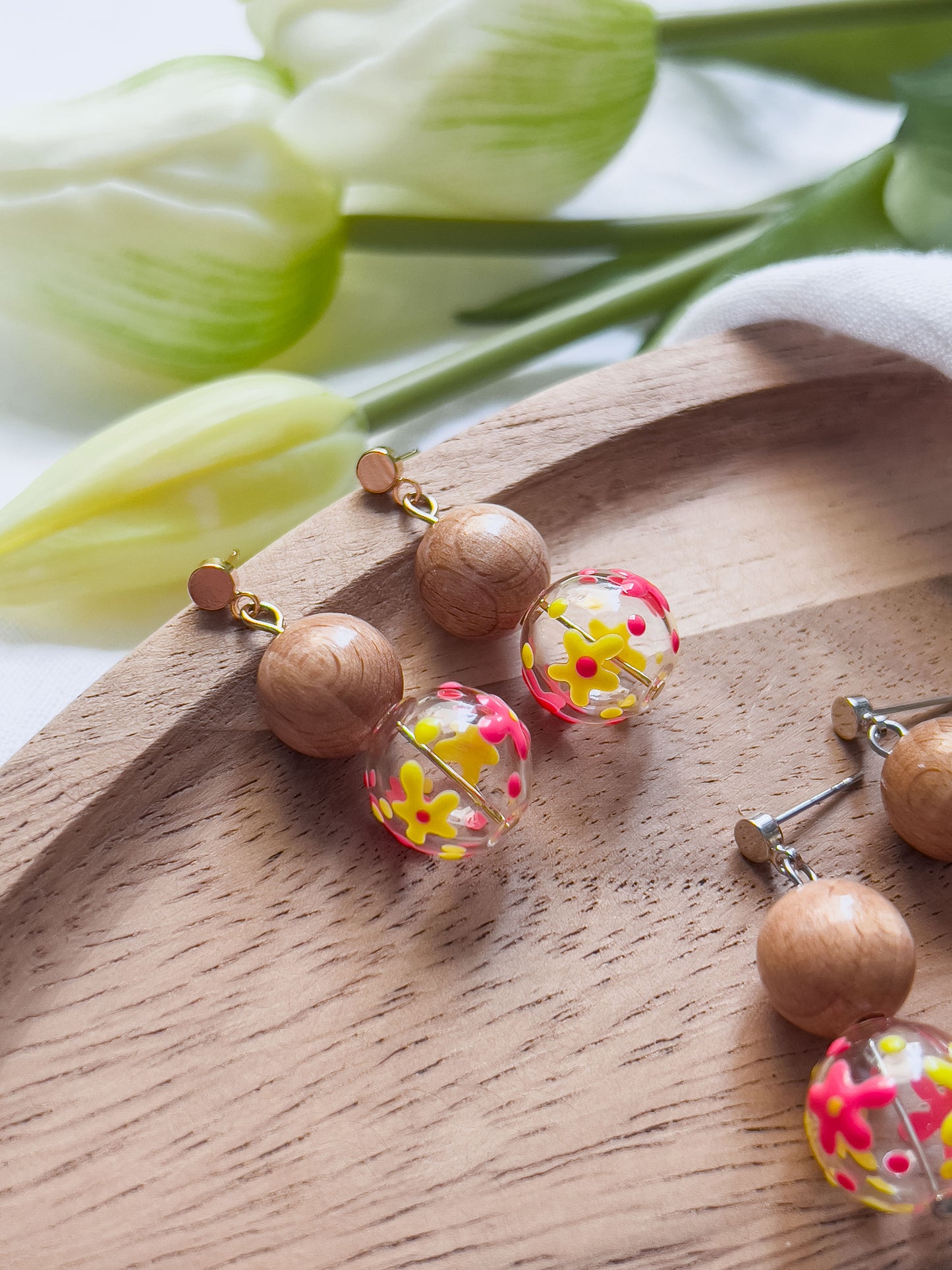 Col J ✦ Verspielte Glas- und Holzperlen Ohrringe