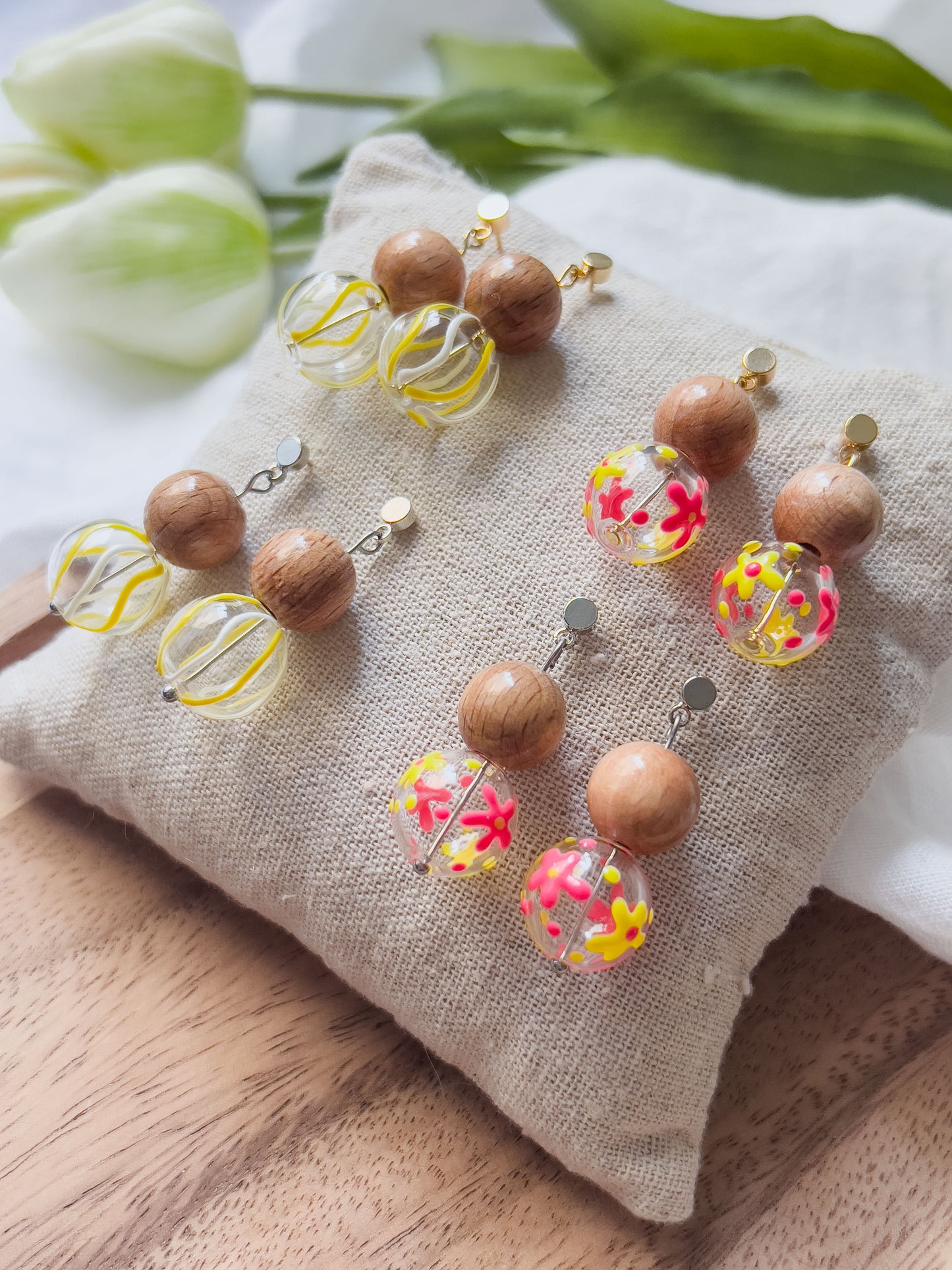 Col J ✦ Verspielte Glas- und Holzperlen Ohrringe