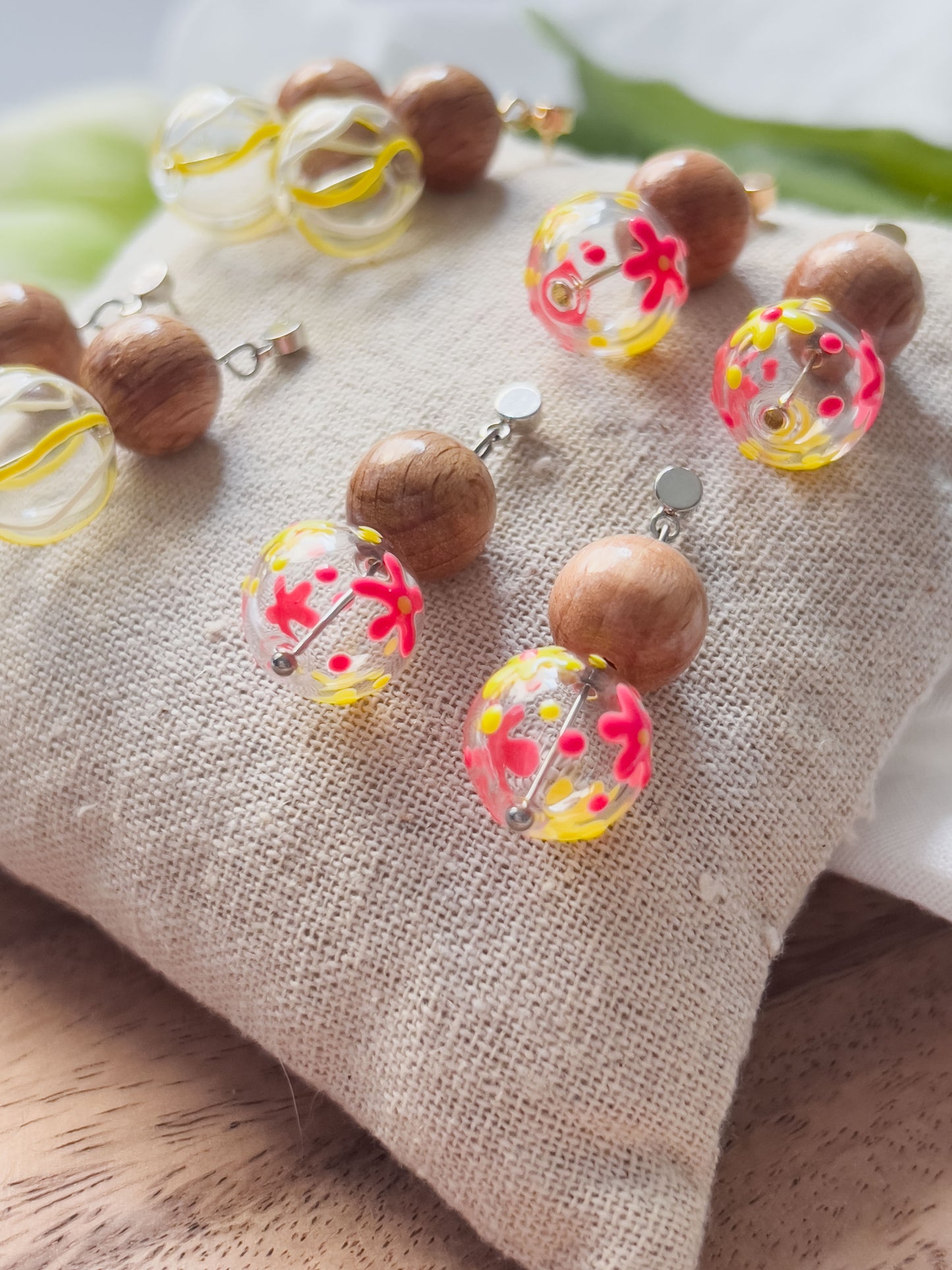Col J ✦ Verspielte Glas- und Holzperlen Ohrringe