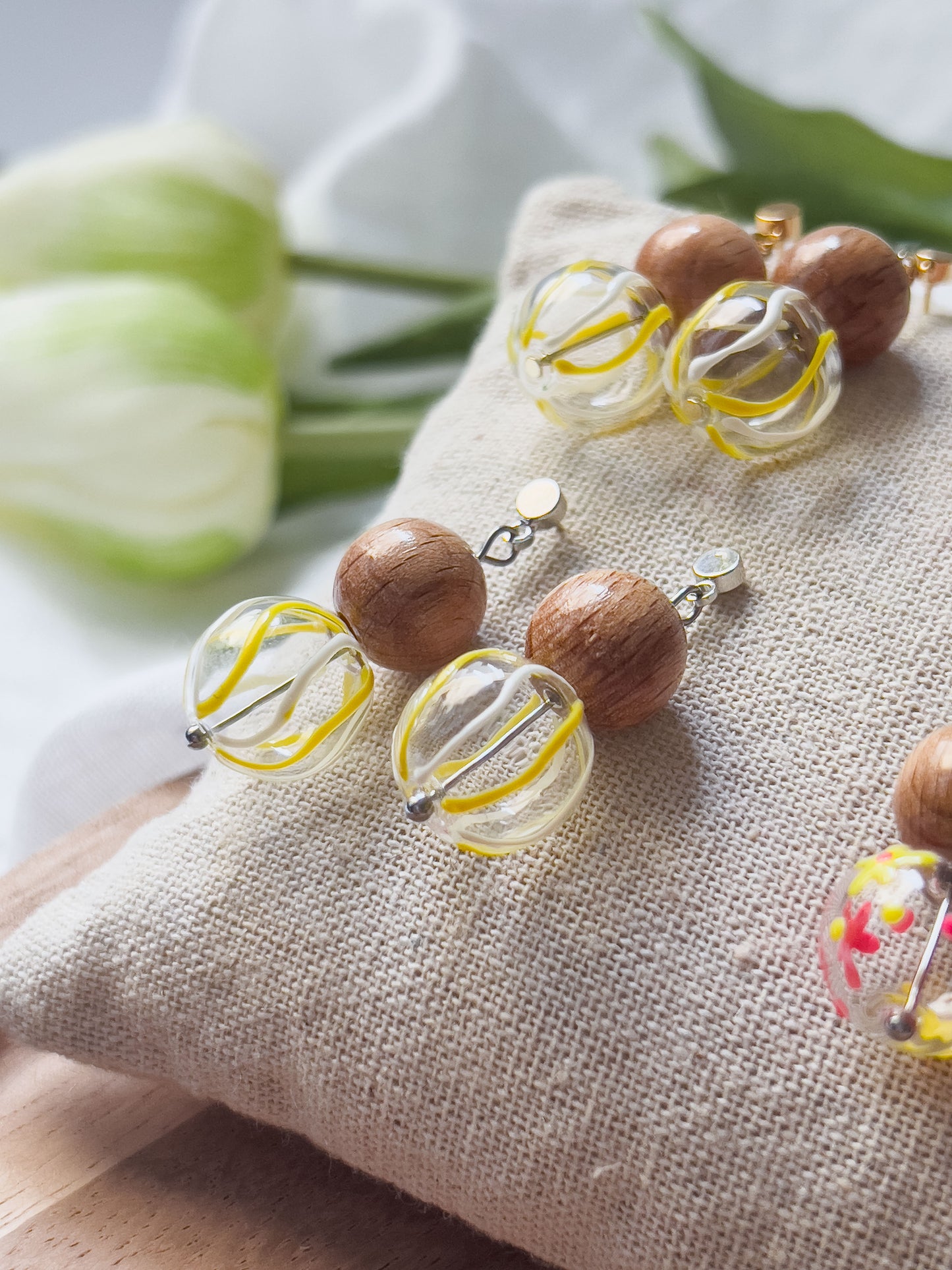 Col J ✦ Verspielte Glas- und Holzperlen Ohrringe