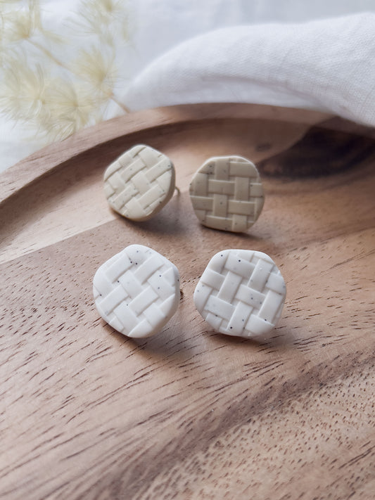 Col J ✦ Weiße & crèmefarbene Picknick Ohrstecker