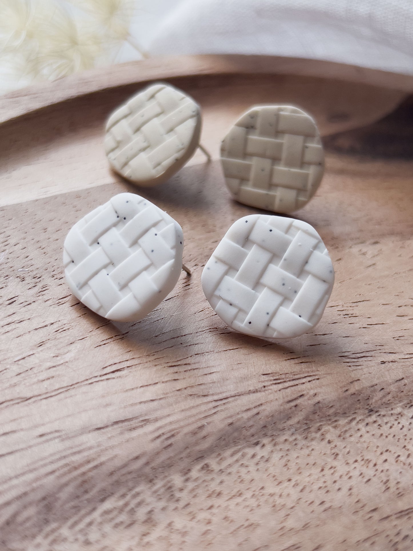 Col J ✦ Weiße & crèmefarbene Picknick Ohrstecker