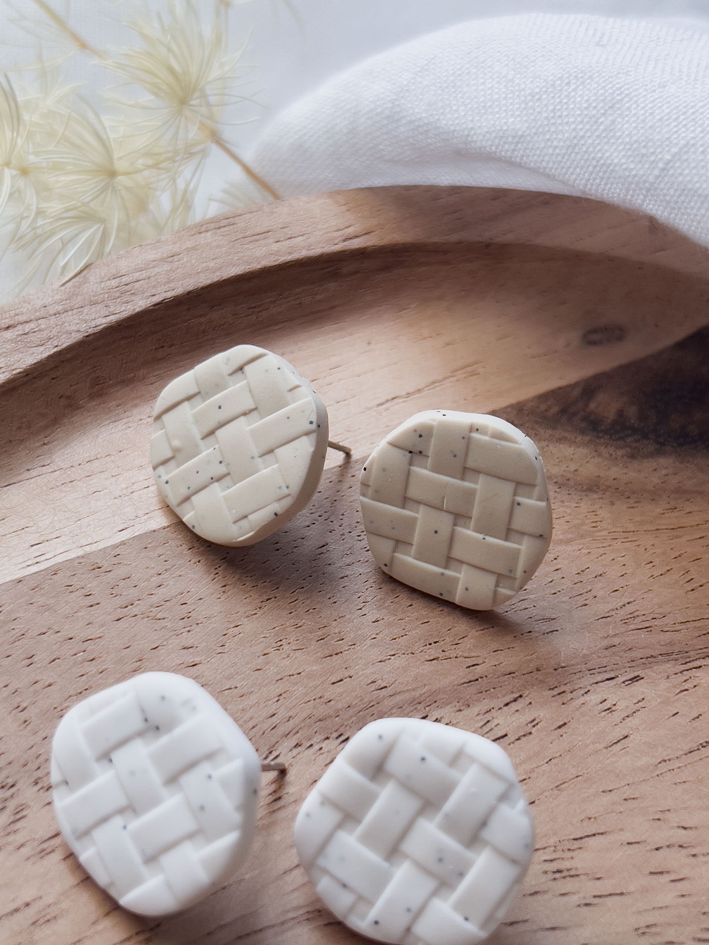 Col J ✦ Weiße & crèmefarbene Picknick Ohrstecker