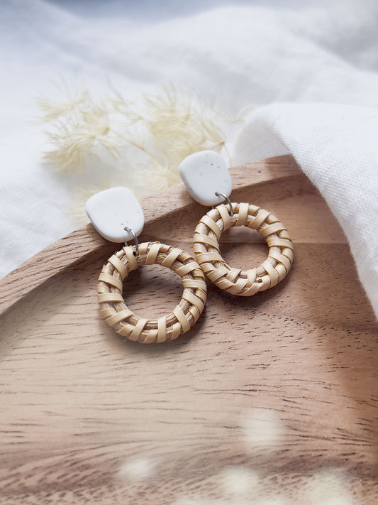 Col J ✦ Kleine weiße Rattan Ohrringe