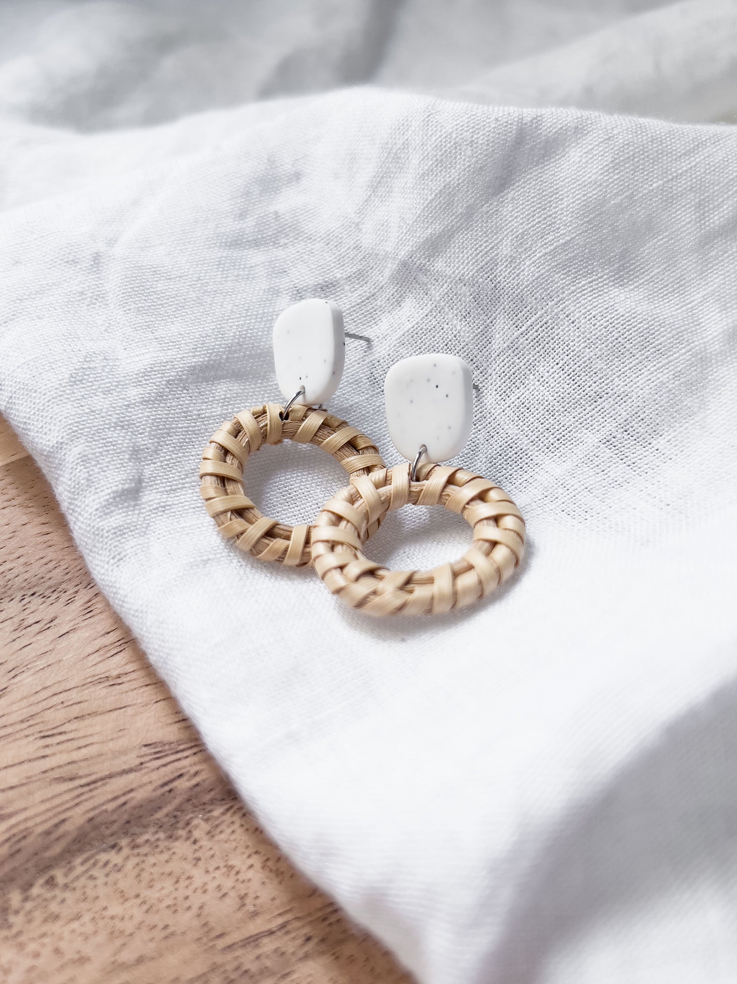 Col J ✦ Kleine weiße Rattan Ohrringe