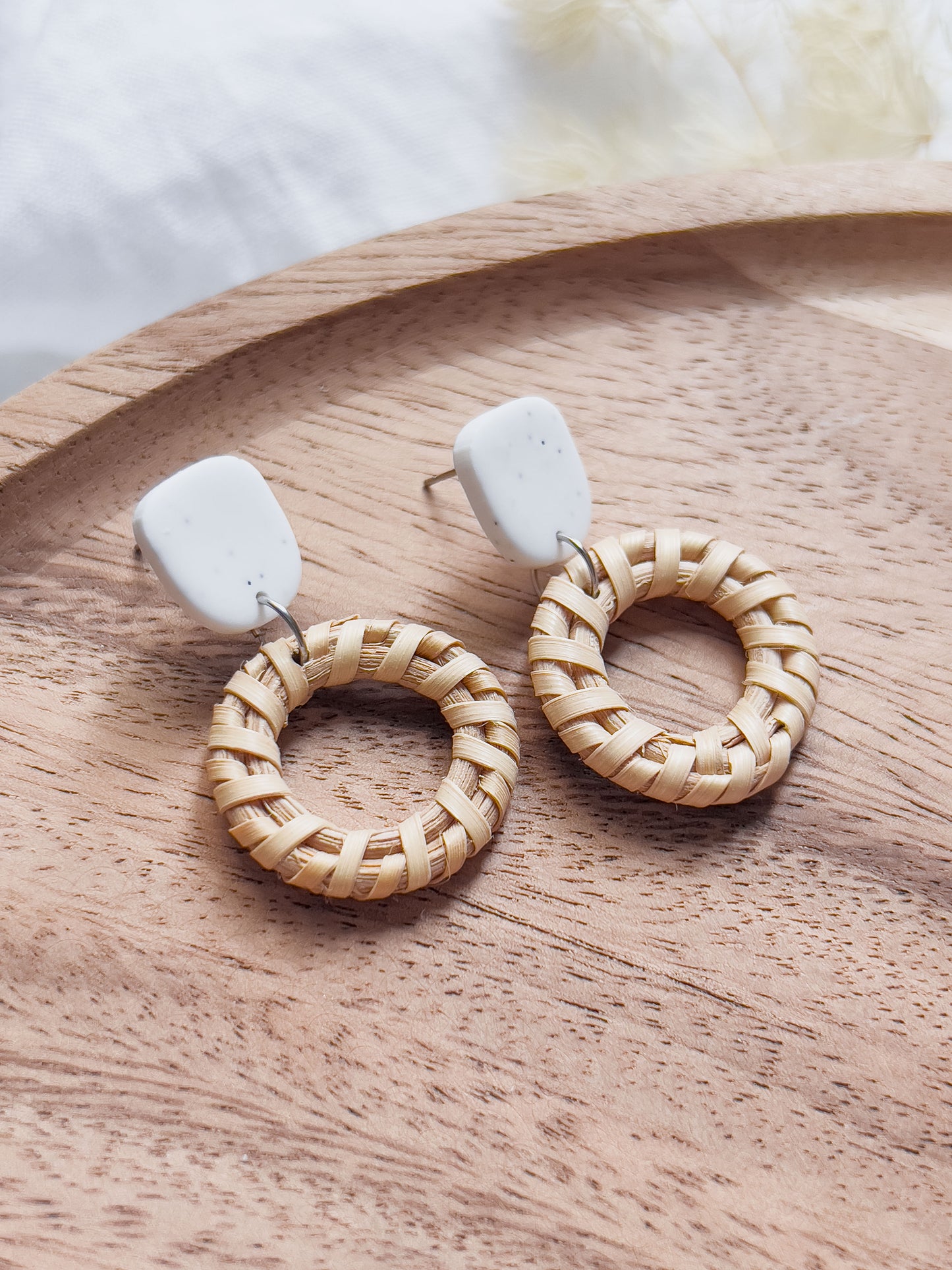 Col J ✦ Kleine weiße Rattan Ohrringe