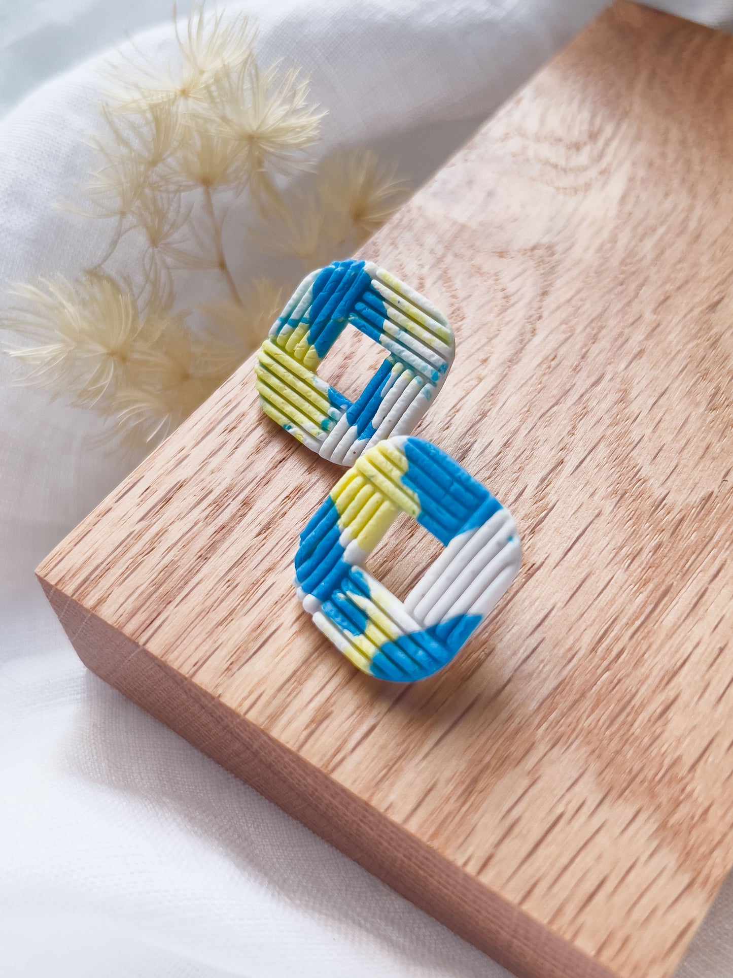 Col J ✦ Gelb-blaue Terrazzo Statement Ohrstecker