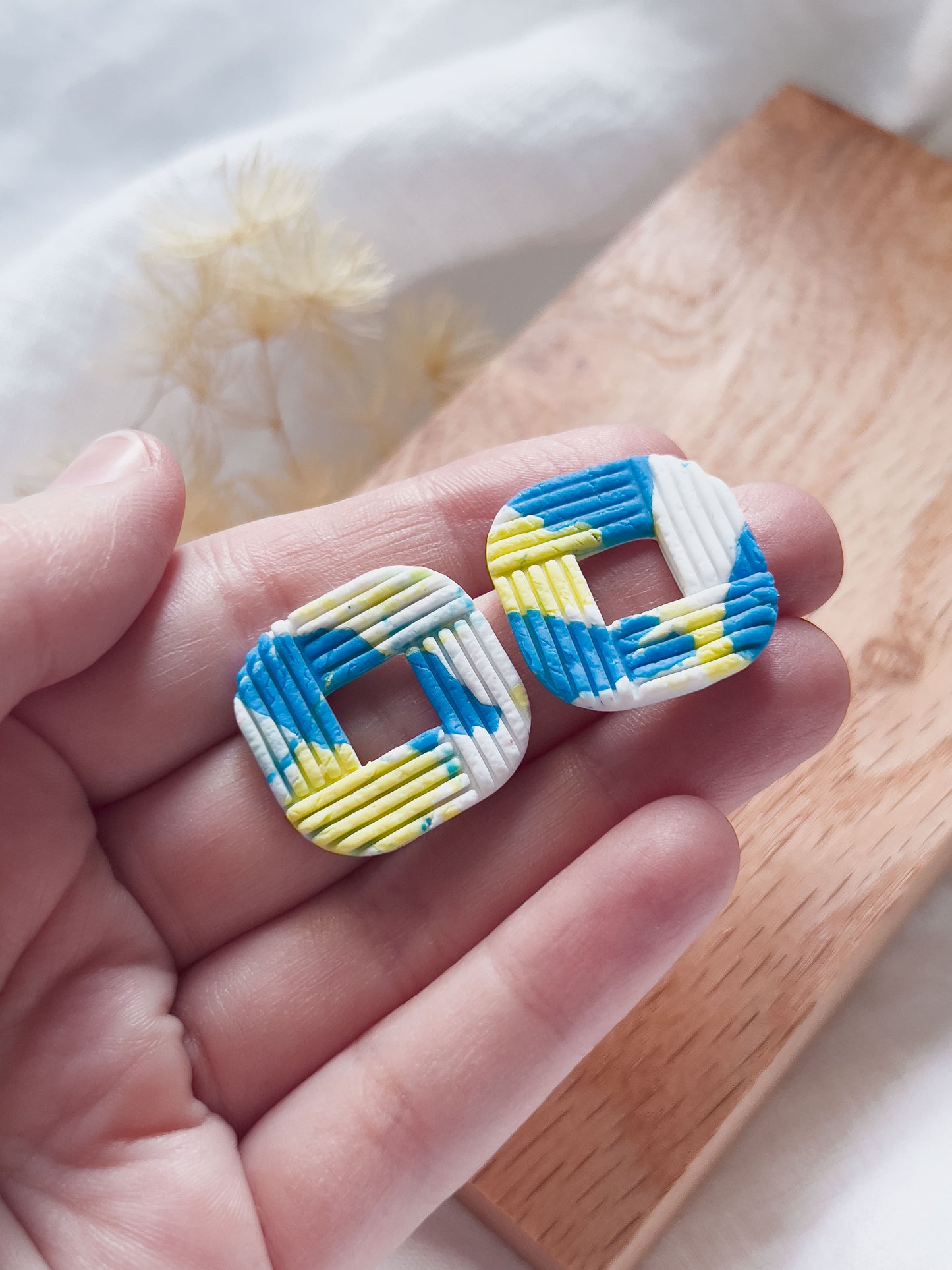 Col J ✦ Gelb-blaue Terrazzo Statement Ohrstecker