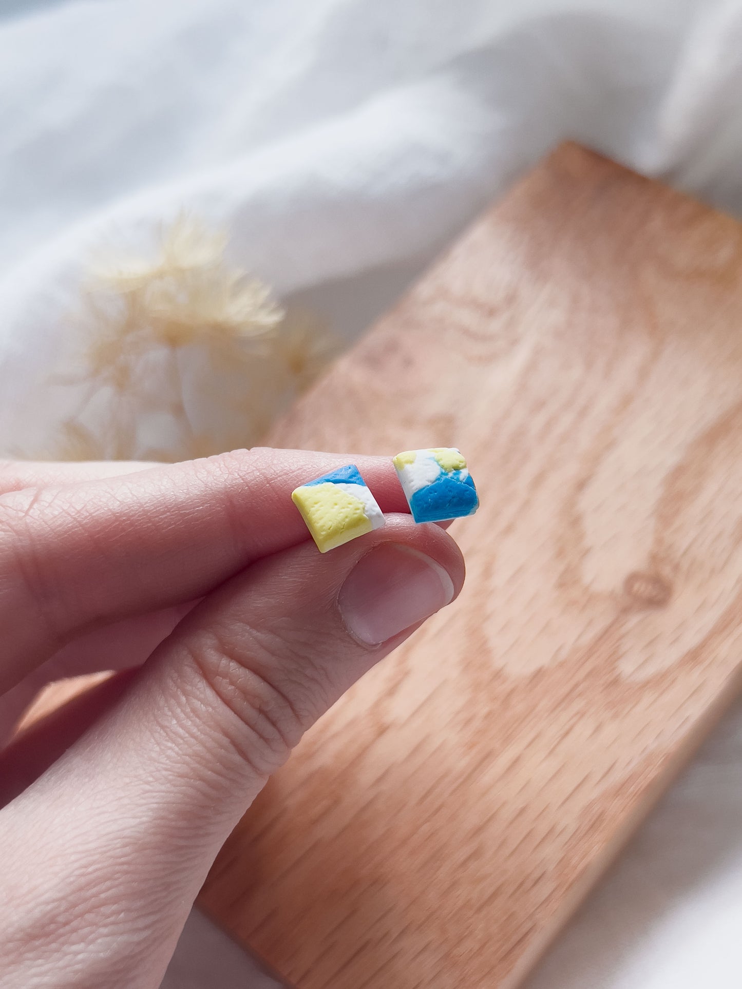 Col J ✦ Gelb-blaue Terrazzo Mini-Ohrstecker