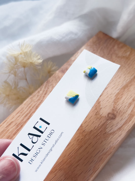 Col J ✦ Gelb-blaue Terrazzo Mini-Ohrstecker