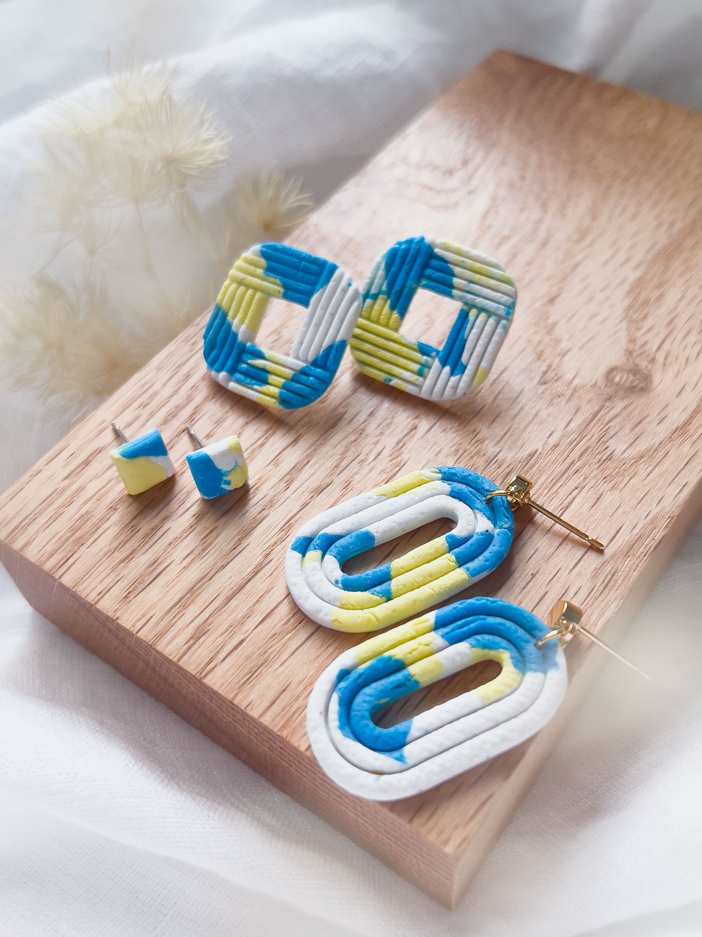 Col J ✦ Gelb-blaue Terrazzo Statement Ohrstecker