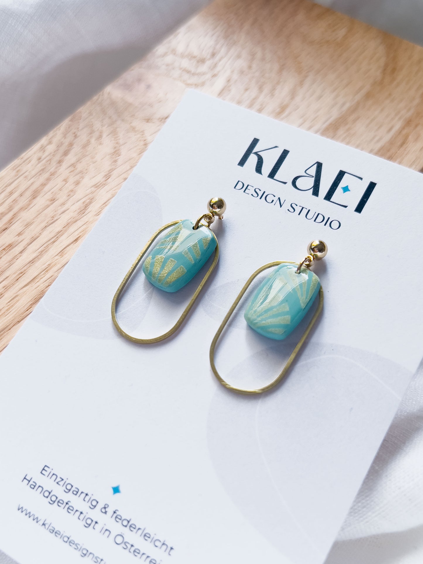 Col J ✦ Pfefferminzblaue gemusterte Ohrringe