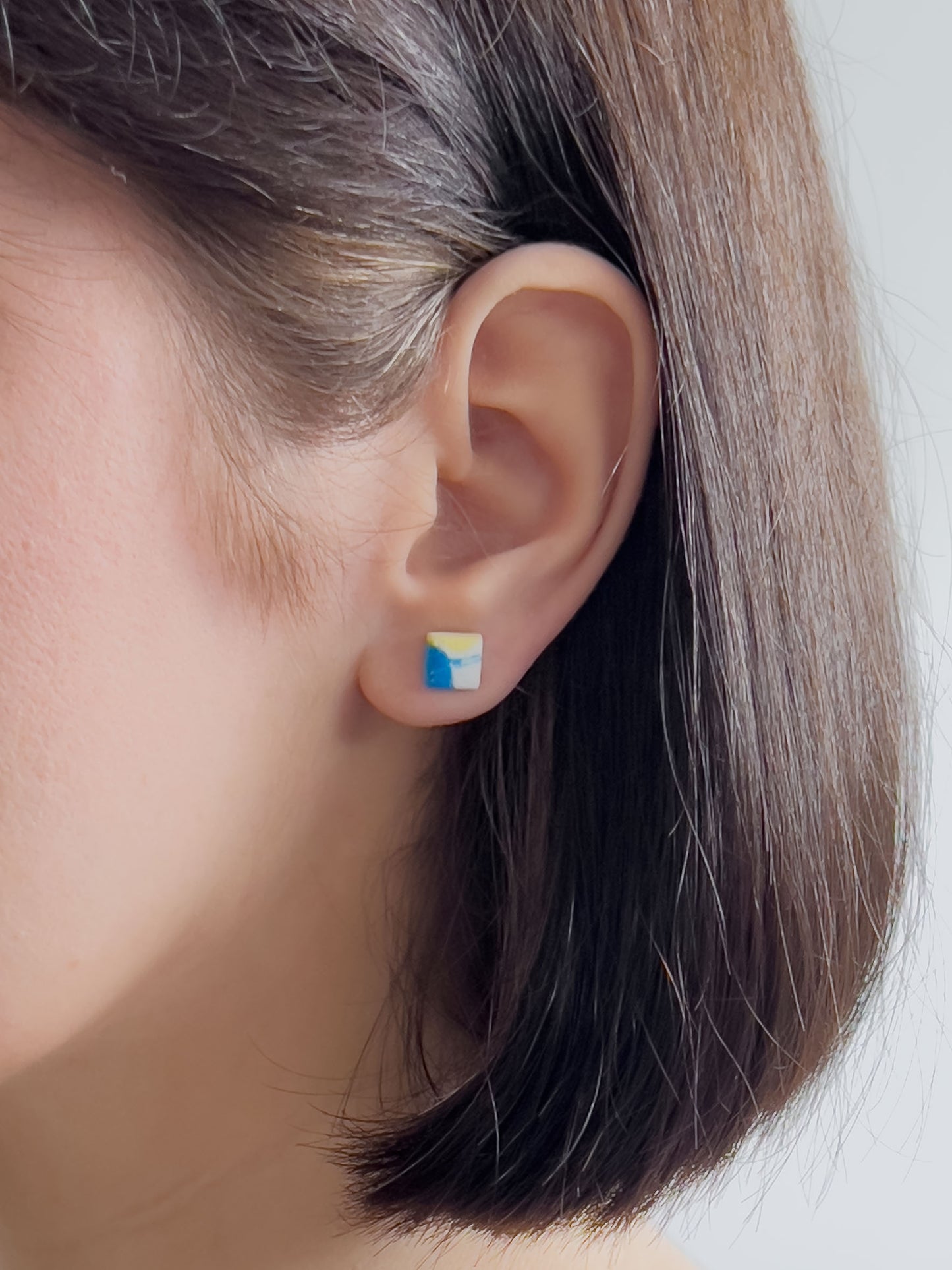 Col J ✦ Gelb-blaue Terrazzo Mini-Ohrstecker