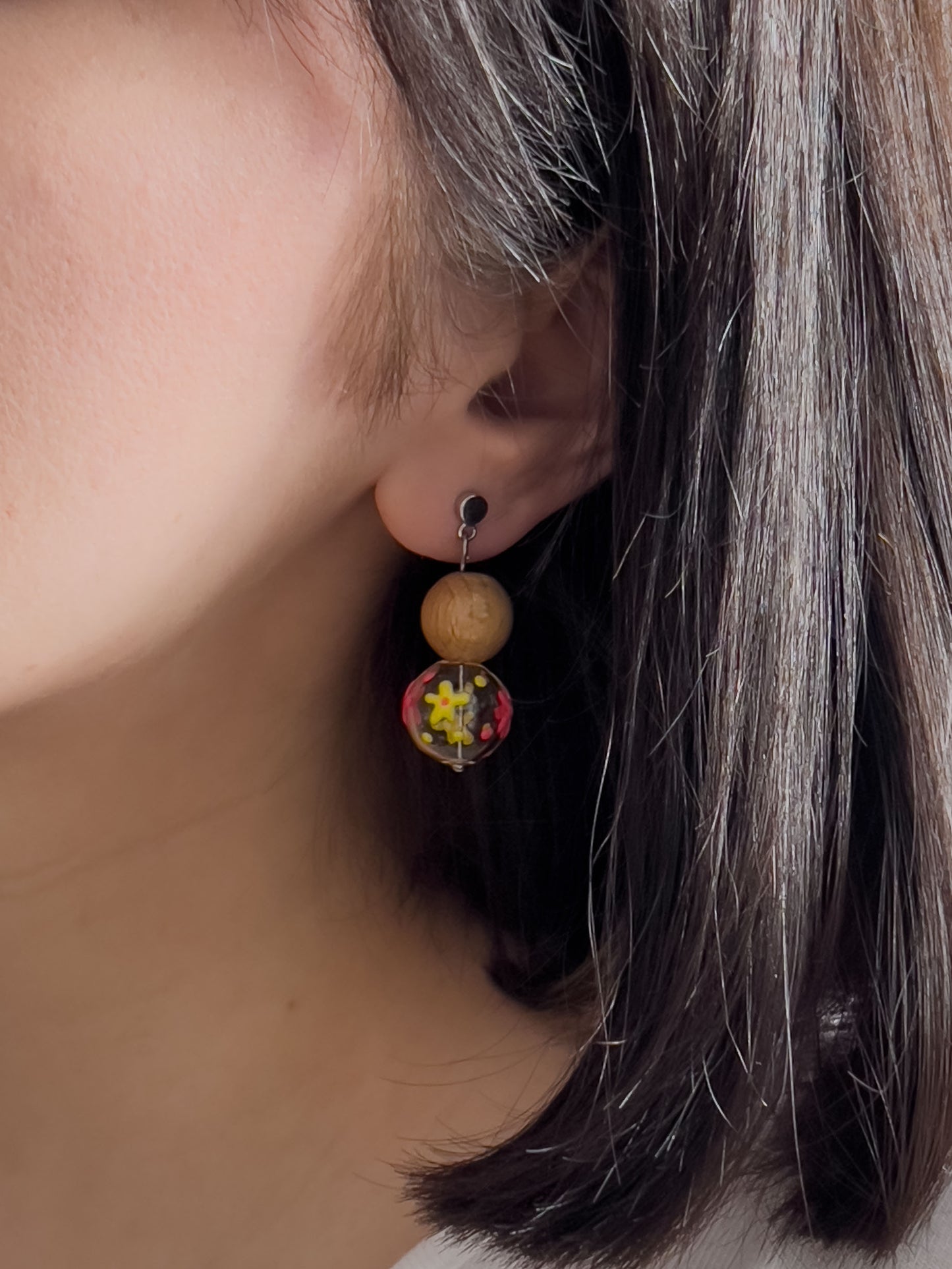 Col J ✦ Verspielte Glas- und Holzperlen Ohrringe