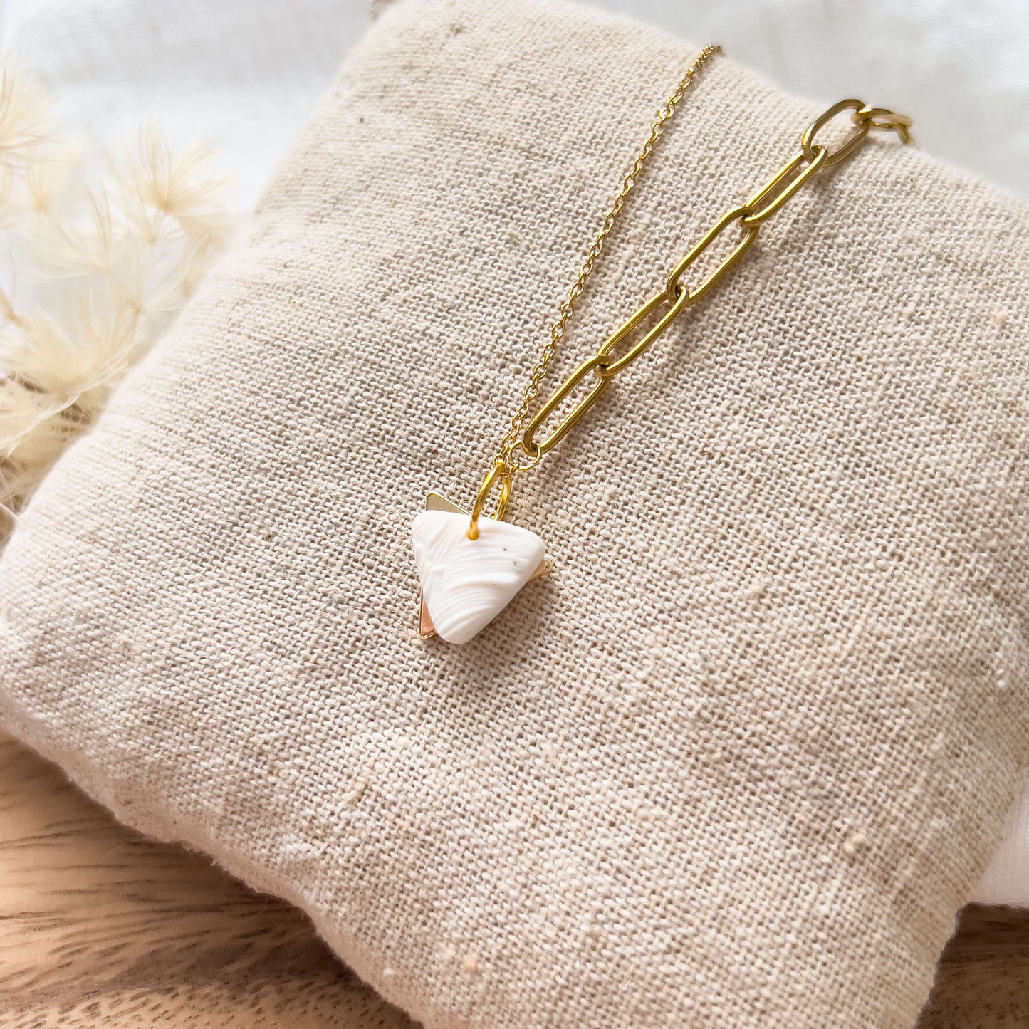 Col S ✦ Dreieckige weiße Statement Halskette