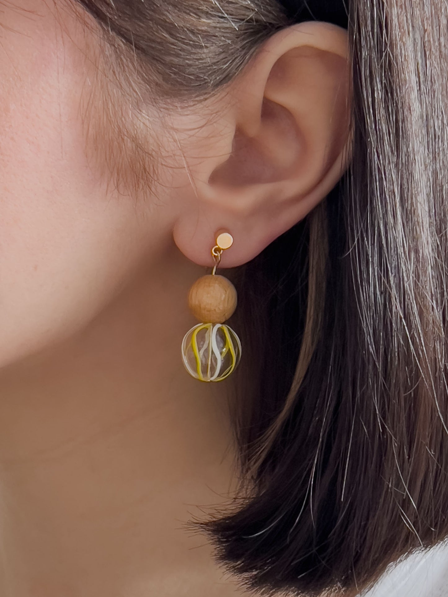 Col J ✦ Verspielte Glas- und Holzperlen Ohrringe