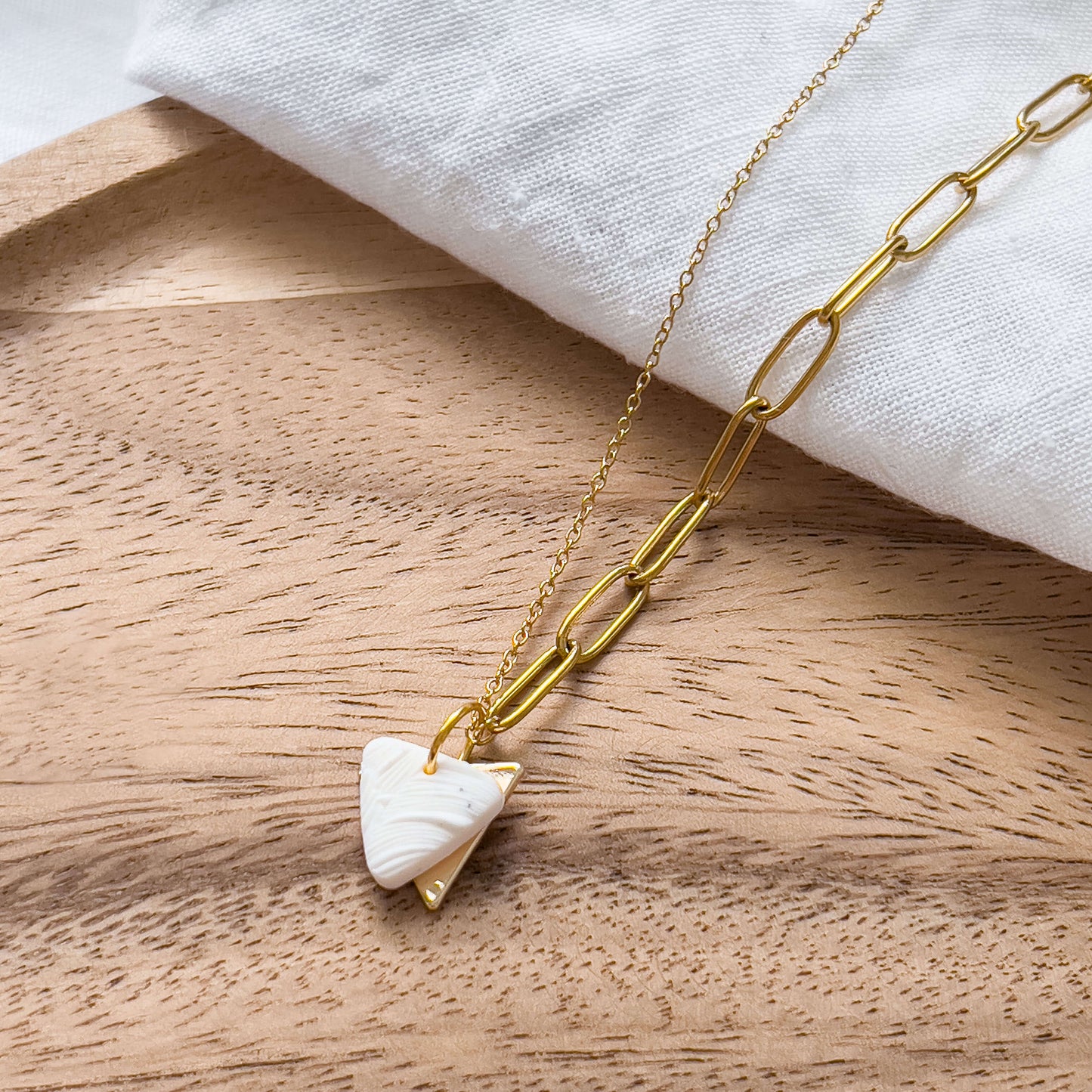 Col S ✦ Dreieckige weiße Statement Halskette