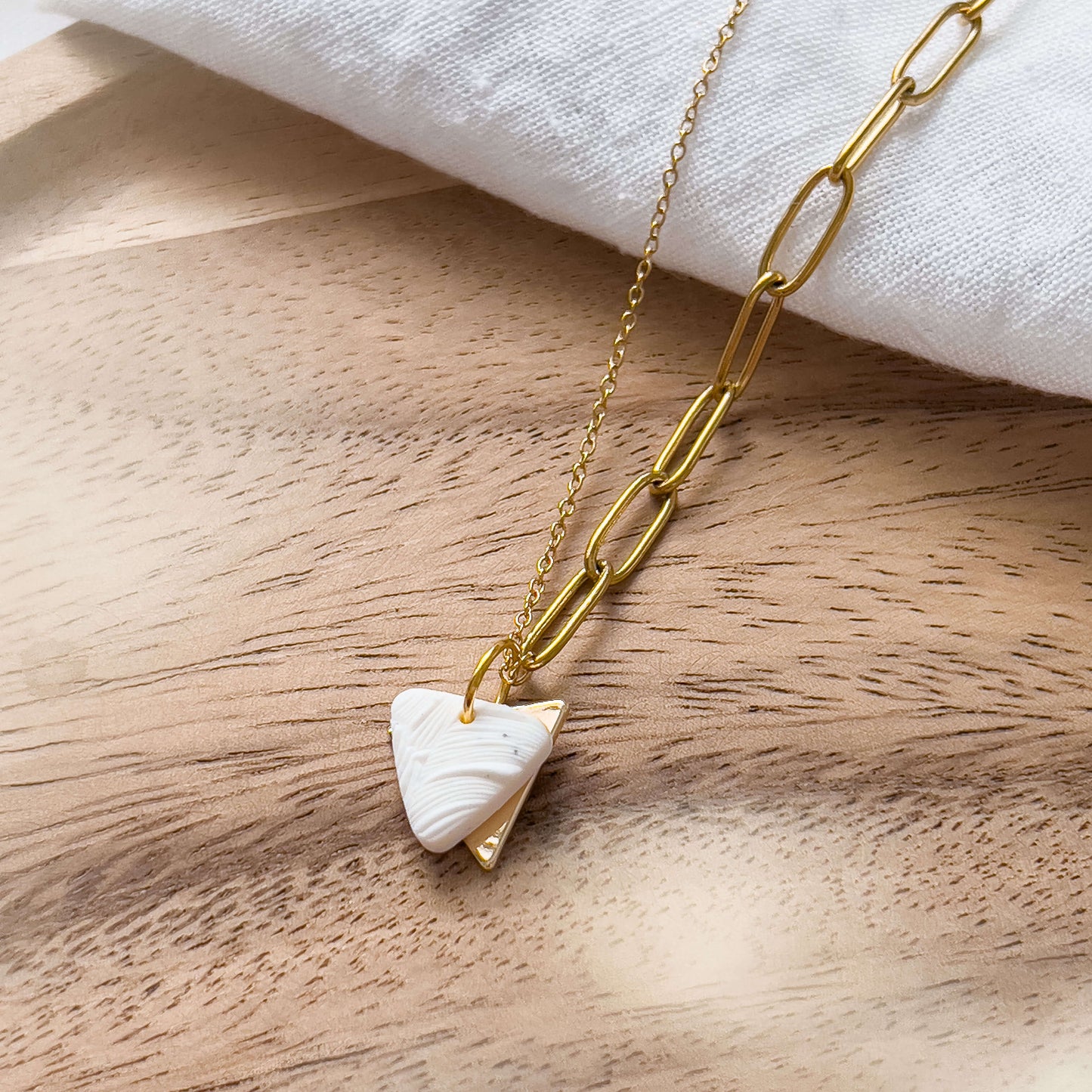 Col S ✦ Dreieckige weiße Statement Halskette