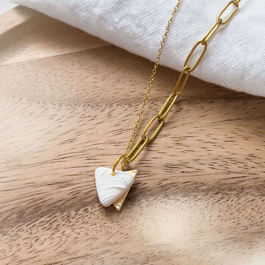 Col S ✦ Dreieckige weiße Statement Halskette