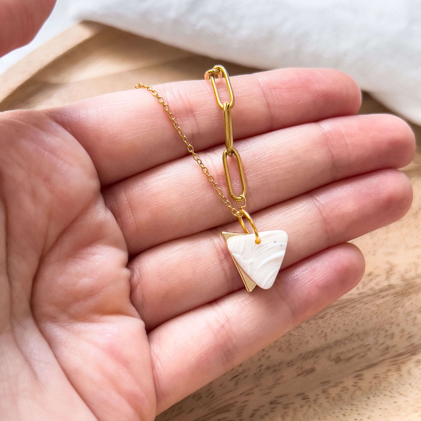 Col S ✦ Dreieckige weiße Statement Halskette