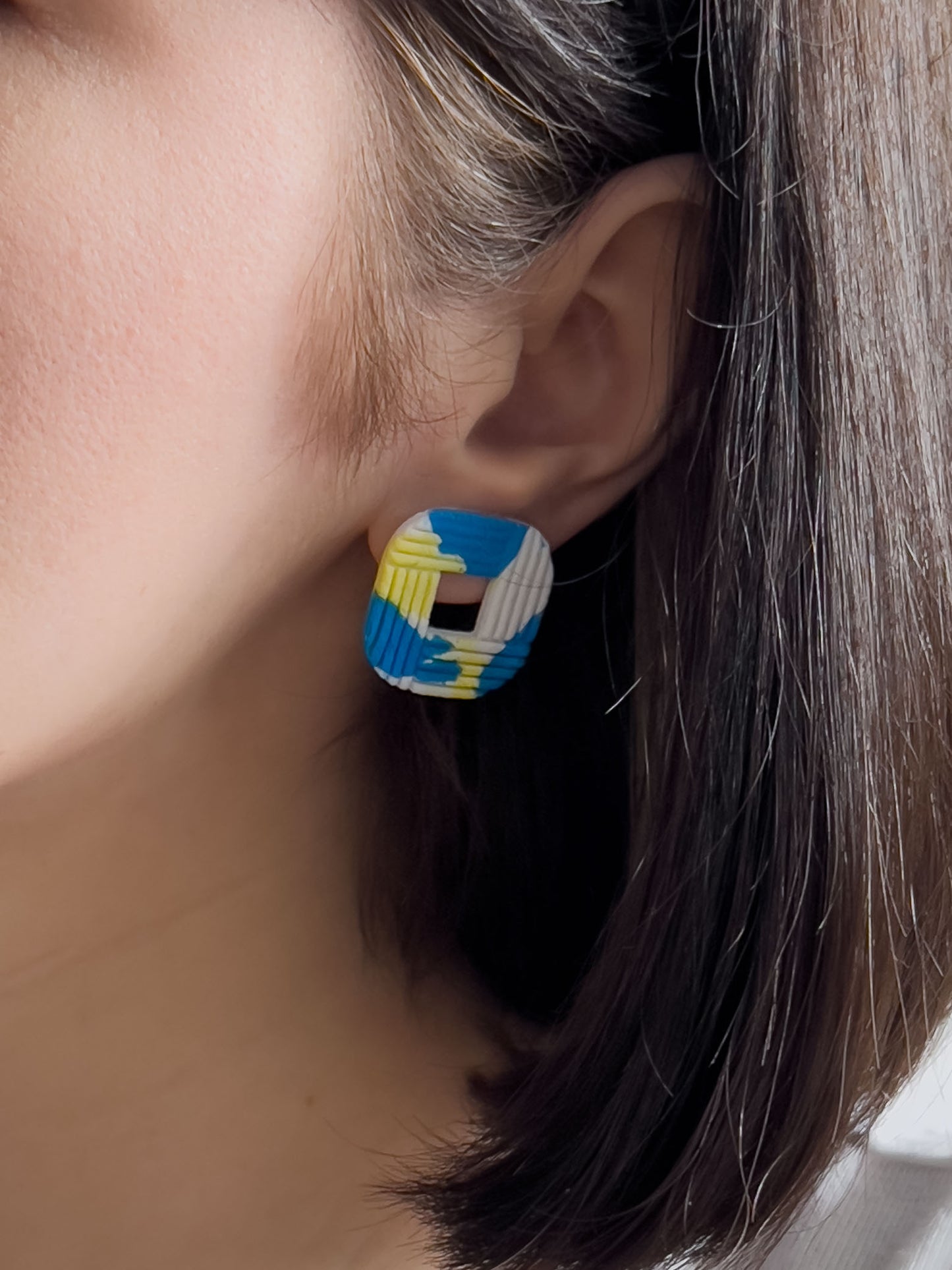 Col J ✦ Gelb-blaue Terrazzo Statement Ohrstecker