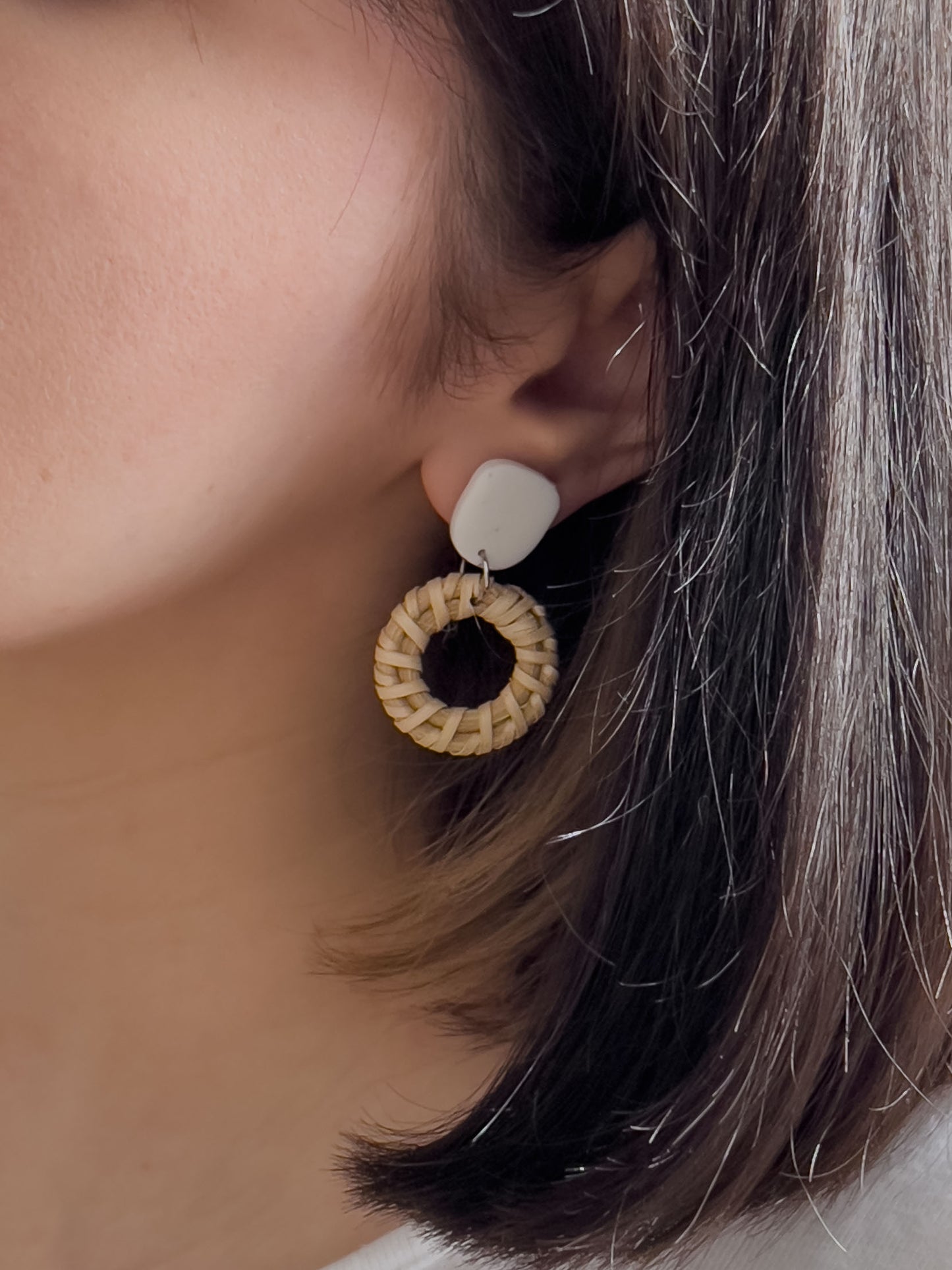 Col J ✦ Kleine weiße Rattan Ohrringe