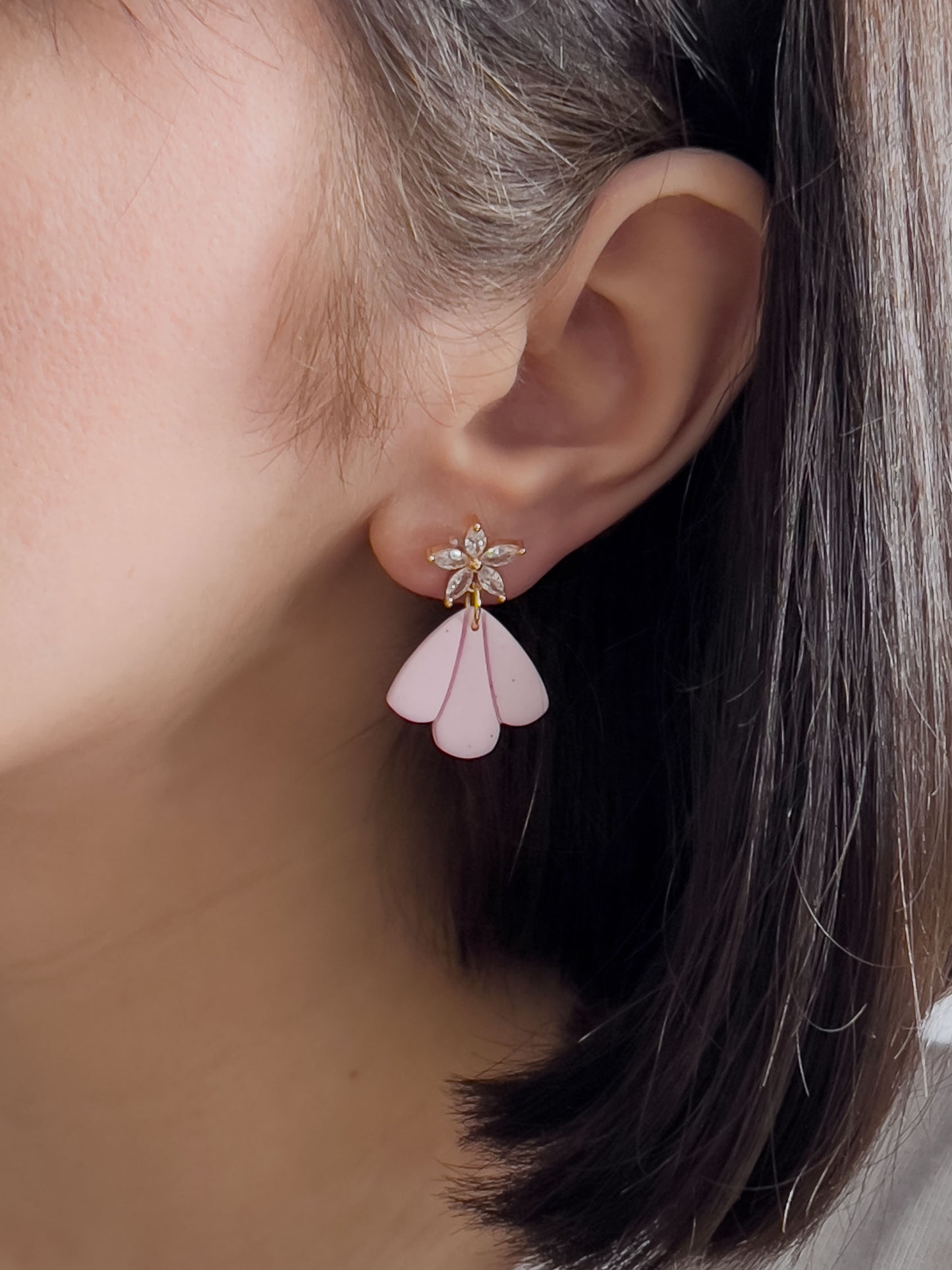 Col J ✦ Pastellige Ohrringe mit Zirkonia Blume