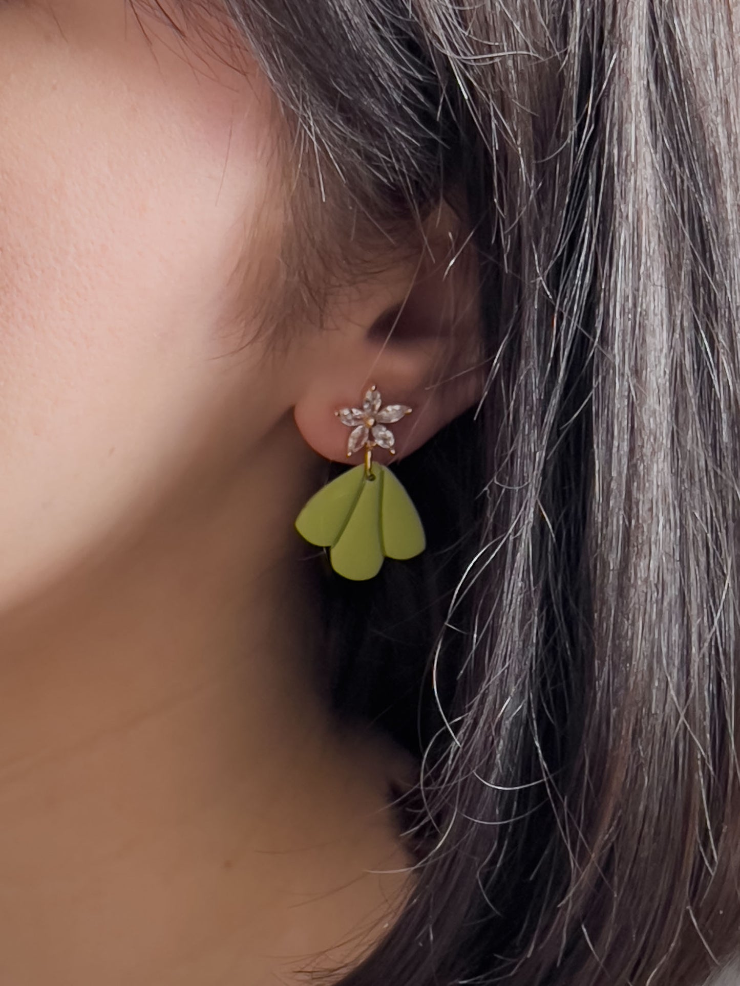 Col J ✦ Pastellige Ohrringe mit Zirkonia Blume